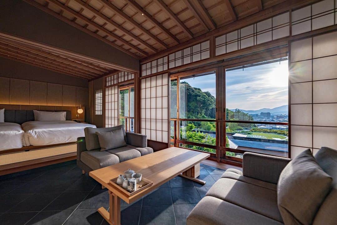 THE WESTIN KYOTO ウェスティン都ホテル京都のインスタグラム：「佳水園エントランスロビーから階段を上がった先にある東山のお部屋。 大開口の窓から京都の街を見下ろせ、他の佳水園の客室とは違った趣があります。   The Higashiyama room is located at the top of the stairs from the entrance lobby of Kashuien. The large windows overlooking the city of Kyoto give the room a different atmosphere from the other rooms in Kashuien.   #kasuien #kyoto #kyotohotel #luxuryhotel #京都旅行 #京都観光 #京都　#佳水園　#村野藤吾　#中村拓志 #westin #westinmiyakokyoto #ウェスティン都ホテル京都」