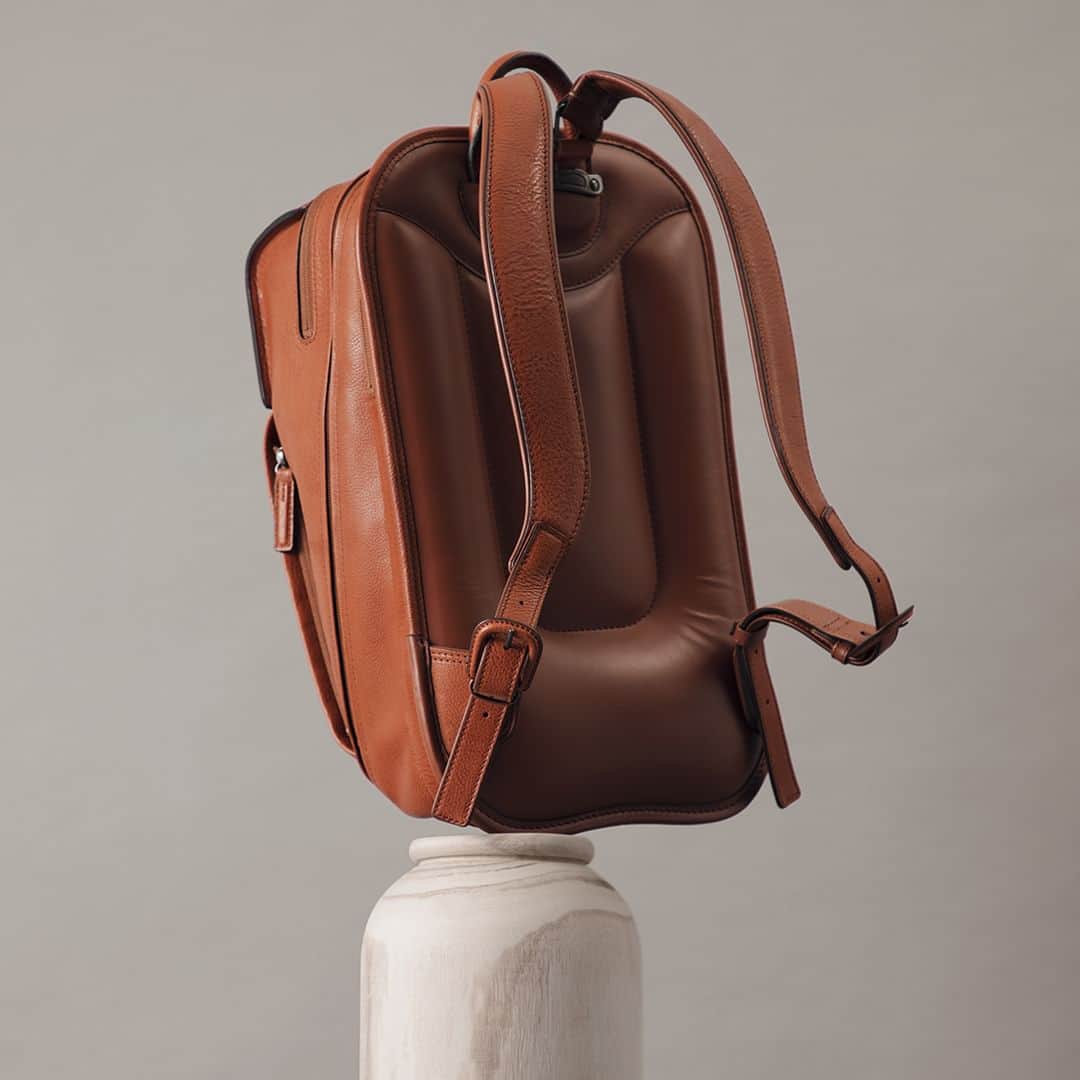 土屋鞄さんのインスタグラム写真 - (土屋鞄Instagram)「安定感のある快適な背負い心地。背面とショルダーベルトのクッション性、立ち上がり背カンによるフィット感の高さ──  日々成長していく子どもたちの体に、心地良く寄り添い続けるランドセルを50年以上にわたってつくり続けてきた土屋鞄ならではの技術とこだわりが、このバックパックの使い勝手にもしっかりと息づいています。  #TSUCHIYAバックパック #土屋鞄 #土屋鞄製造所 #革 #革鞄 #バックパック #leather #leatherbag #backpack #craftsmanship #creativity #timeless #madeinjapan #TSUCHIYAKABAN」6月6日 20時00分 - tsuchiya_kaban