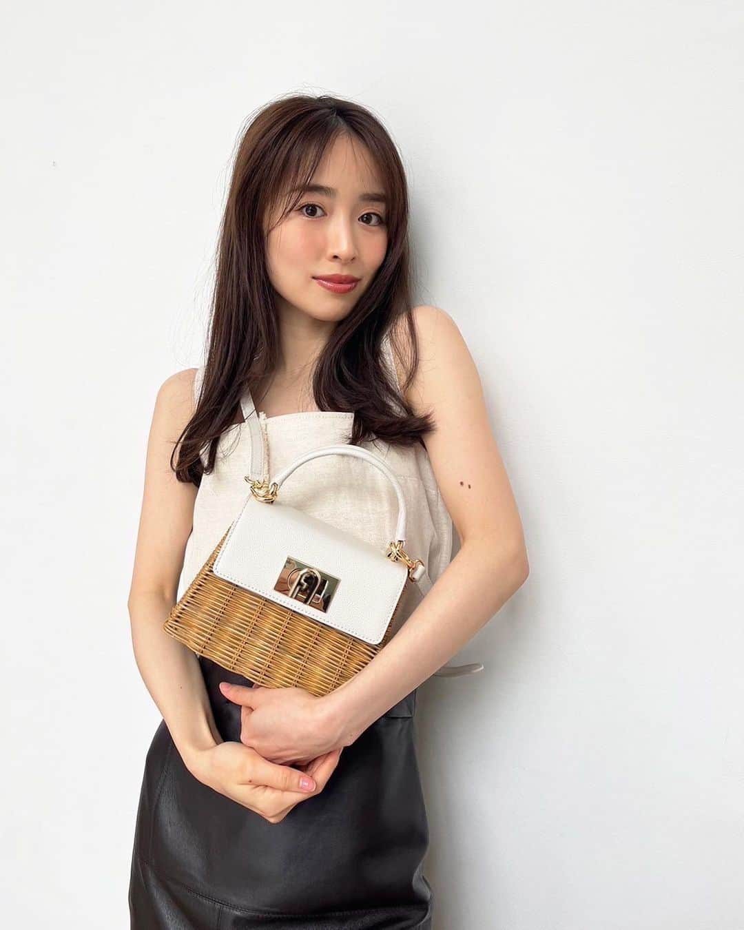 泉里香さんのインスタグラム写真 - (泉里香Instagram)「FURLAの新作、ラタン製かごバッグ✨ 職人手編みのラタンとレザーが組み合わされて 洗練された雰囲気のFURLA 1927 トップハンドルバッグ🤍  @furla  #FURLACOLORS#furla」6月6日 20時00分 - rika_izumi_