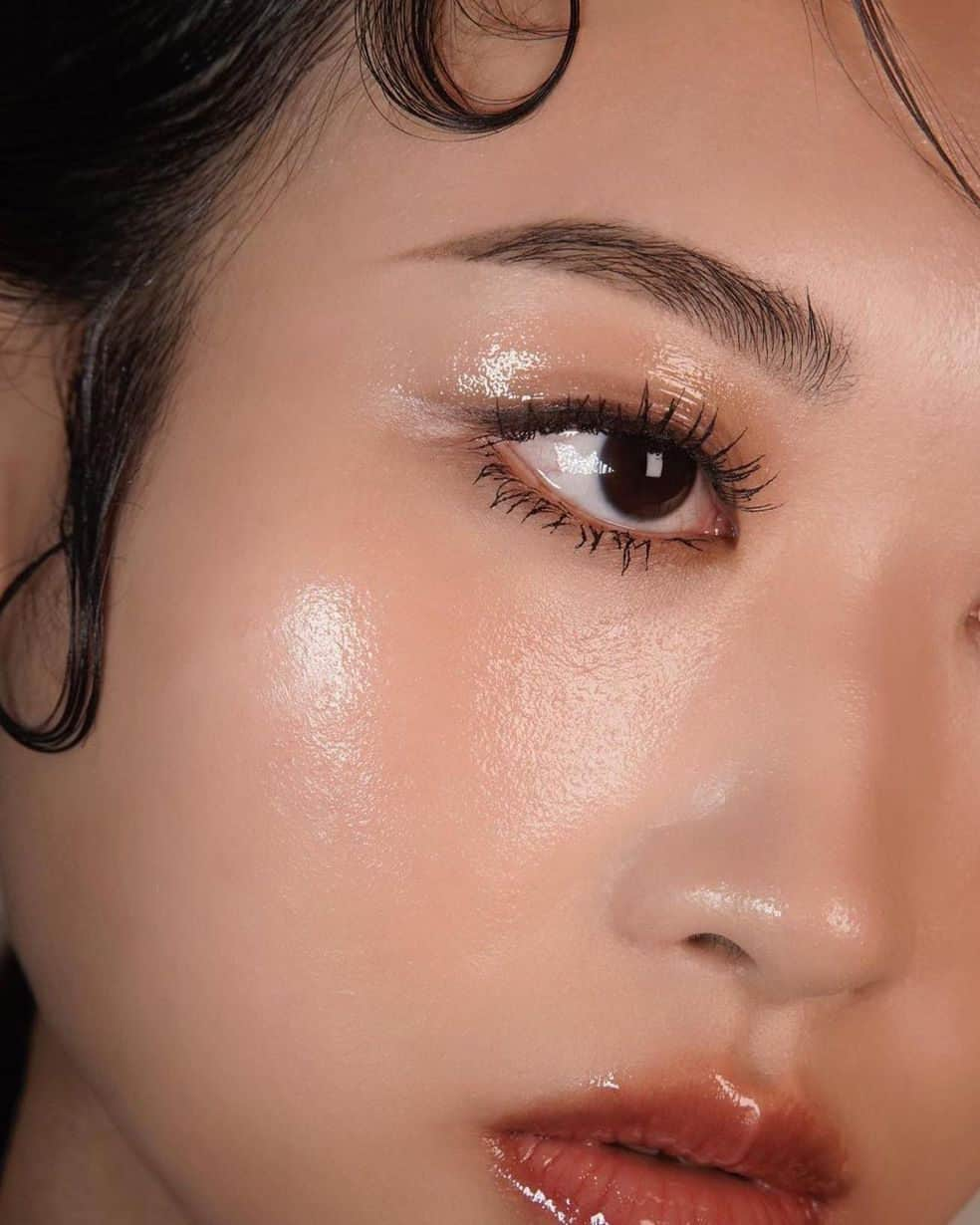 M·A·C Cosmetics UK & Irelandさんのインスタグラム写真 - (M·A·C Cosmetics UK & IrelandInstagram)「Ready, set, GLOW! ✨  Experience next-level glow with this week's #MACTrend #GlowStack. Stack your way to glowing skin by layering serums beneath and on top of a dewy foundation - umm yes please!  How to get your glow:  1️⃣ Prep and hydrate your complexion with Hyper Real Serumizer™ Skin Balancing Hydration Serum.  2️⃣ Even out your skin tone using Studio Radiance Face And Body Radiant Sheer Foundation.  3️⃣ Then tap Hyper Real Serumizer™ Skin Balancing Hydration Serum onto your cheekbones for a glowing highlight. 4️⃣ Apply a small amount of Clear Lipglass across your lids for a luminous shine. 5️⃣ Finish the look with a hydrating spritz of Fix+ Magic Radiance.   Shop at maccosmetics.co.uk or in stores 🖤  Artists credits:  @christyw.mua  @m_ddori @stefanr.makeup (model @saintgermanuel)  #MACCosmeticsUK #GlowyMakeup #DewyMakeup」6月6日 20時00分 - maccosmeticsuk