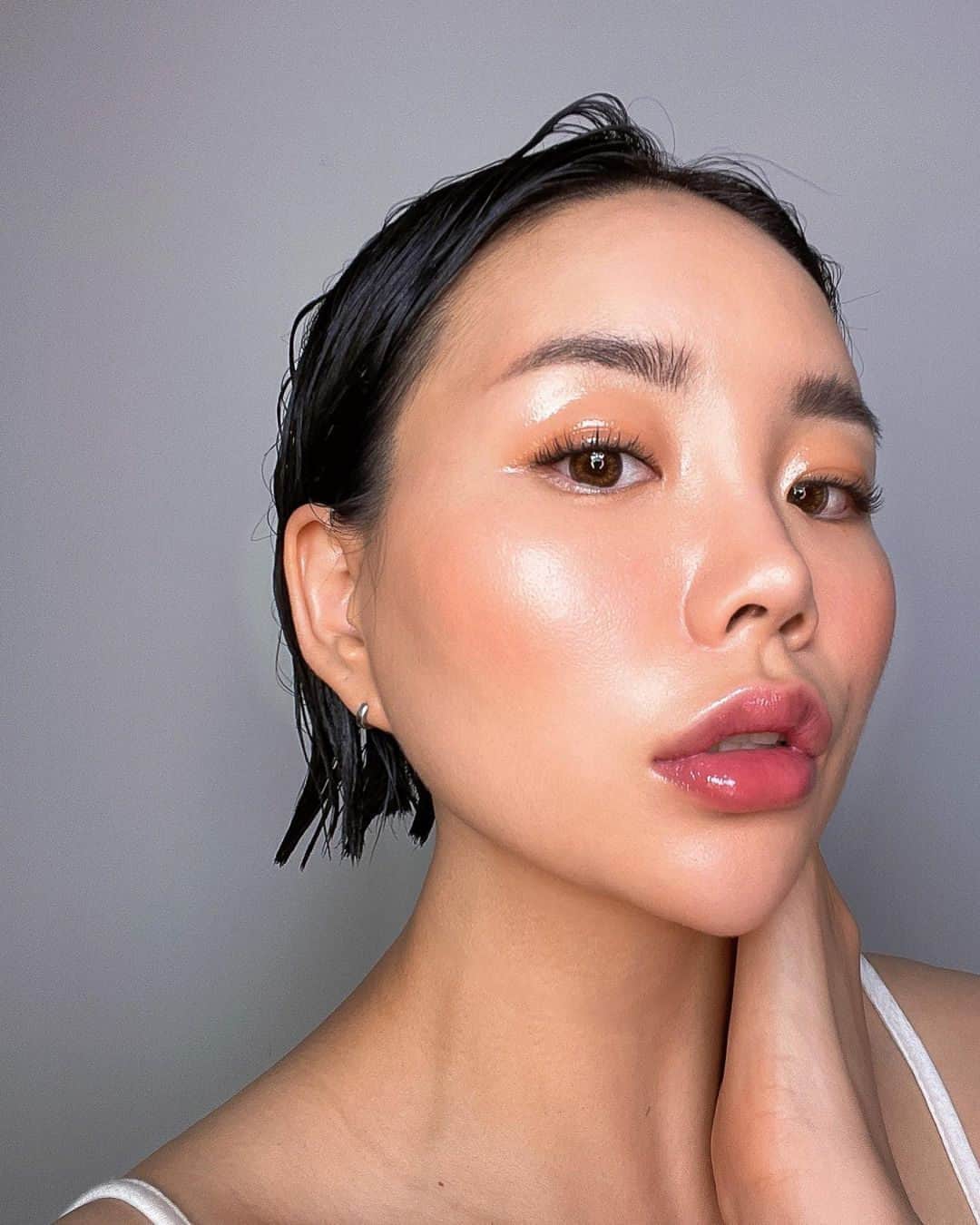 M·A·C Cosmetics UK & Irelandさんのインスタグラム写真 - (M·A·C Cosmetics UK & IrelandInstagram)「Ready, set, GLOW! ✨  Experience next-level glow with this week's #MACTrend #GlowStack. Stack your way to glowing skin by layering serums beneath and on top of a dewy foundation - umm yes please!  How to get your glow:  1️⃣ Prep and hydrate your complexion with Hyper Real Serumizer™ Skin Balancing Hydration Serum.  2️⃣ Even out your skin tone using Studio Radiance Face And Body Radiant Sheer Foundation.  3️⃣ Then tap Hyper Real Serumizer™ Skin Balancing Hydration Serum onto your cheekbones for a glowing highlight. 4️⃣ Apply a small amount of Clear Lipglass across your lids for a luminous shine. 5️⃣ Finish the look with a hydrating spritz of Fix+ Magic Radiance.   Shop at maccosmetics.co.uk or in stores 🖤  Artists credits:  @christyw.mua  @m_ddori @stefanr.makeup (model @saintgermanuel)  #MACCosmeticsUK #GlowyMakeup #DewyMakeup」6月6日 20時00分 - maccosmeticsuk