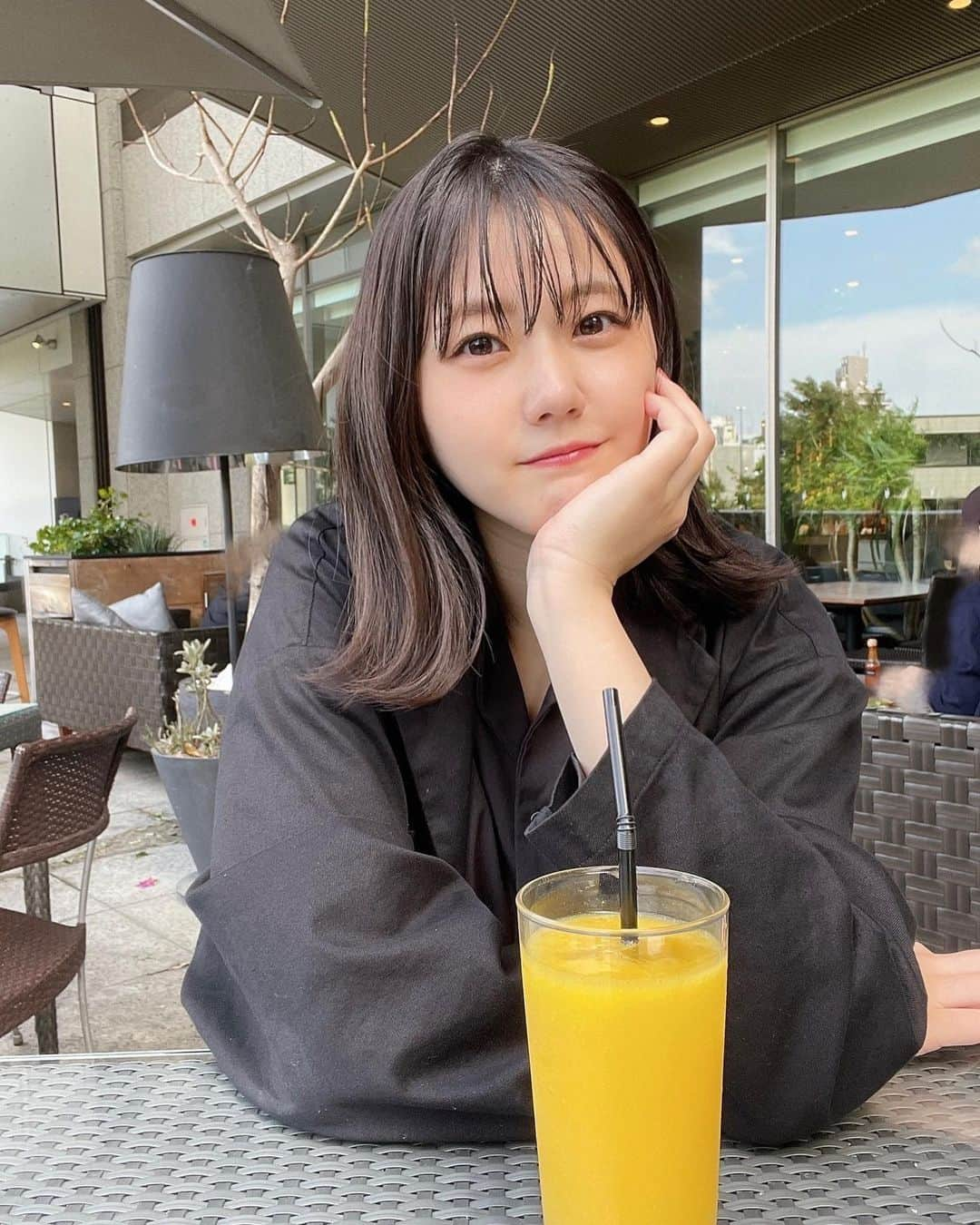 瀧野由美子のインスタグラム：「. 撮影終わりのカフェ☕️  #STU48 #瀧野由美子  #カフェ #マンゴージュース」