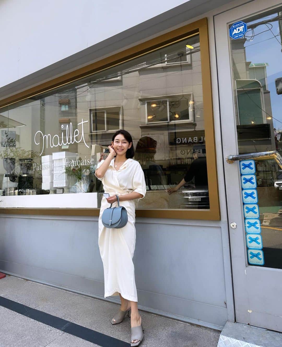 パク・タミのインスタグラム：「- 잠시 잃어버렸던 소중한 입맛을 찾아가고 있어요. 식욕이 없어지니, 다양한 것에 대한 의욕이 사라지더라구요. 뭔가 하고 싶다는 욕구는 내가 아주 건강하다는 걸! 증명하는 것! 먹는 것에 스트레스 받지 말아요 우리. 잘 먹고 잘 자고 운동하면서~ 그렇게 작은 만족들을 누리고 (예민함은 저 멀리로! 안녀엉~~~~)  저는 스시가 참 좋아요. 오늘 미팅 장소가 여기로 결정되고 나 신났었다는..ㅎ입맛 돌아온 기념으로 업무 얘기는 디저트 카페에서^^  브리아나와의 두번째 뮬 컬러 보여드릴게요! 아! 이 뮬의 이름은 <TAMY MULE> 이예요.  화이트/ 베이지/ 카멜/ 실버/ 에토프 이렇게 다섯가지로 오픈하는데, 이번 디자인과 색은 제가 신고 싶은 디자인과 색으로만 만든거라~ 제 이름 한번 붙여 봤어요~ ㅎㅎㅎㅎㅎ  굽은 5cm, 7cm 두가지인데, (4cm도 가능하게 해둘게요) 가죽.. 말 아낄게요. 아니, 딱 몇마디만 할게요.... ㅎ 우리는! 최고급 소가죽만 써요. 외피뿐아니라 내피까지도.. 그게 가능한 이유는? 직수입한 가죽을 쓸 수 있어 중간 가죽 유통 마진이 빠지는 구조. 보통 내피는 합성피혁이나 돈피를 쓰지만, 우리는 내피까지 고급 소가죽으로 사치! 함께 누려요.  아! 따악~~!! 한마디만 더... ㅎㅎ 속가보시.. TAMY MULE 안쪽에 보이지 않는 속가보시 0.5cm를 넣었어요. 포옥신~ 포옥신~~한 느낌과 부드런 소가죽이 감기는 착화감은!  더.. 이상은 . . 말 아낄게요 ㅎㅎ (TAMY x BRIANA 기획전은 12일 OPEN입니다.)」