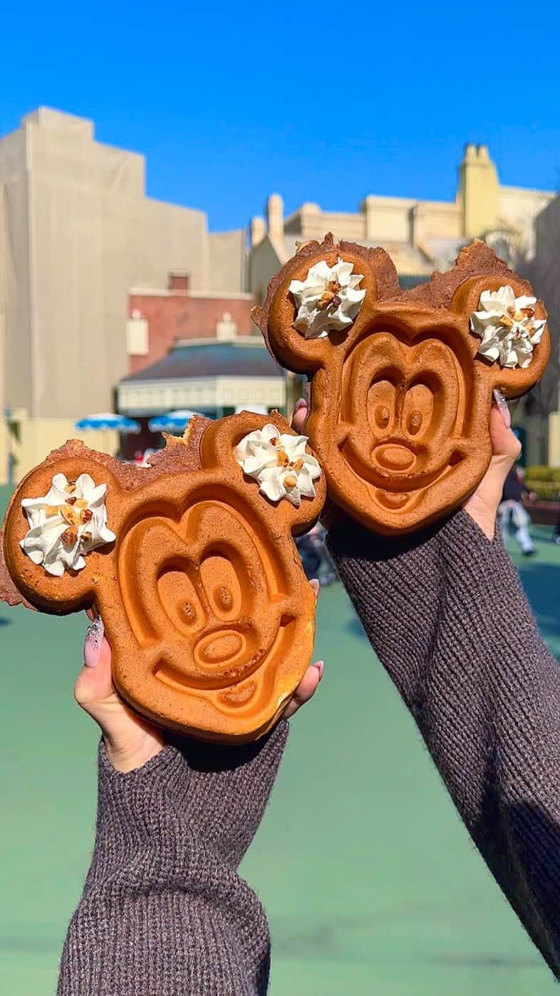 ゆうとグルメのインスタグラム：「🐭ディズニーランドのミッキーワッフル🐭  ディズニーランドのグレートアメリカンワッフルカンパニーで販売している 「ミッキーワッフル シロップ付き」600円 ㅤㅤㅤㅤㅤㅤㅤㅤㅤㅤㅤㅤㅤ 焼きたてあつあつで提供してもらえるミッキーワッフルは外側はカリっと中はもっちり食感！  そのまま食べても耳にのったホイップクリームをつけて食べても、セットでついてくるメイプルソースをたっぷりかけて食べてもどの食べ方でもめっちゃおいしい🤤🤤 ㅤㅤㅤㅤㅤㅤㅤㅤㅤㅤㅤㅤㅤ 待ち列からキャストさんがワッフルを次々に焼き上げる様子を眺めれるようになっているのも嬉しいポイント！  値段安くてサイズ大きくて食べ応えがあるしディズニーに行ったら絶対食べてほしいスイーツのひとつ🏰 ㅤㅤㅤㅤㅤㅤㅤㅤㅤㅤㅤㅤㅤ おすすめ！！  #ディズニーグルメ #ディズニーフード #ミッキー #東京ディズニーランド #ディズニー  #disneyland #disney #tokyodisneyland #japantrip   #東京グルメ #東京カフェ #千葉グルメ #千葉カフェ  #カフェ巡り#instafood #japantravel #tokyofood #tokyo」