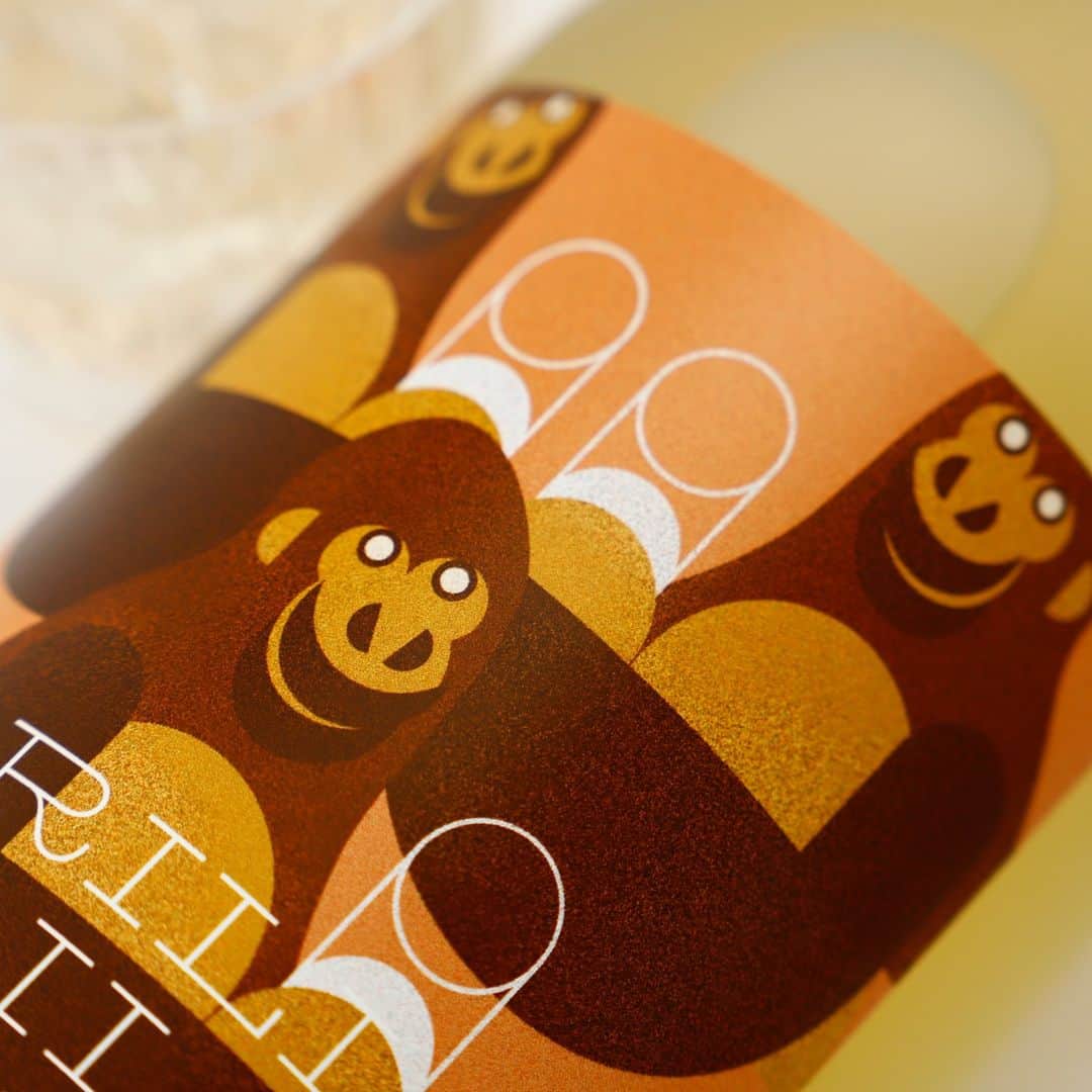 KURAND@日本酒飲み放題さんのインスタグラム写真 - (KURAND@日本酒飲み放題Instagram)「ゴリラ！な極上焼酎  「GORILLA GORILLA GORILLA」  ニシローランドゴリラの正式な学名が 「ゴリラ ゴリラ ゴリラ」であることは有名!?  このたび、焼酎の新たな魅力に 気付いてほしいという思いを込めて、「GORILLA GORILLA GORILLA」 という麦焼酎を販売開始しました。  麦焼酎発祥の地と言われる長崎県壱岐市で つくる本格的な「壱岐焼酎」です。  老舗酒蔵がアメリカンホワイトオークの新樽で 5年間熟成した「新世代の麦焼酎」  飲めば思わずウホウホ言えちゃう 本格的かつ新感覚な美味しさです。  ---------------------------- 新しいお酒との出会いがたくさん！ 他のお酒や企画はプロフィールのURLから →@kurand_info ----------------------------  お酒にまつわる情報を発信中。 フォローやいいねお待ちしています🥂  #酒ガチャ #クランド #お酒好きな人と繋がりたい #焼酎 #麦焼酎 #壱岐焼酎 #焼酎好きと繋がりたい #ゴリラ #お酒大好き #お酒好き」6月6日 19時55分 - kurand_info