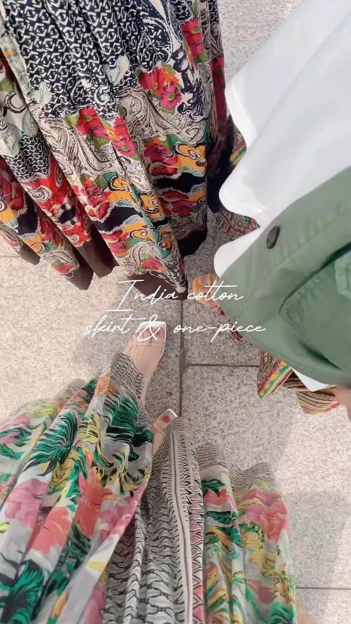 のインスタグラム：「. ＼ 🌺let’sなびかせ♪ ／  今年で3年目になりました #イーザッカマニアなびかせ隊 ♪ お洋服がふわっと風になびいた瞬間を写真に収めて ぜひハッシュタグをつけて共有してください💘  ▼代表的なびかせアイテム🦜 インドコットンシリーズ ・ノースリーブワンピース 🔎1801190 ¥5,990 ・マキシスカート 🔎1801192 ¥5,990  着用staff ろい162cm おみ165cm @_omi6lu_  かなやん159cm @zootie_kanayan」