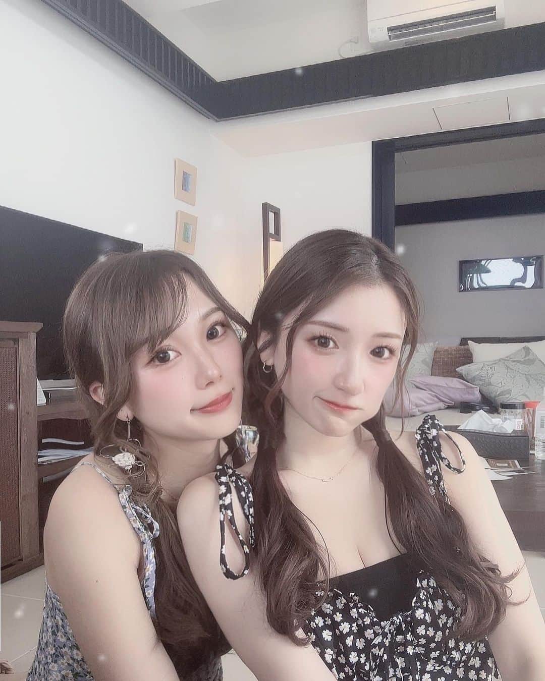 宅島紗彩のインスタグラム：「右の頬にはオクラが入ってた気がする💭⸒⸒  ⁡ ⁡ ⁡ ⁡ ⁡ ⁡ ⁡ ⁡ ⁡ #ツインテール #宮古島 #夏服 #夏服コーデ #レディースファッション #シーイン #シーイン購入品 #双子コーデ #旅行 #沖縄 #twins #twinsofinstagram #miyakozima #friend #shein #sheinstyle #enjoy #sea #🐬 #🏖️」