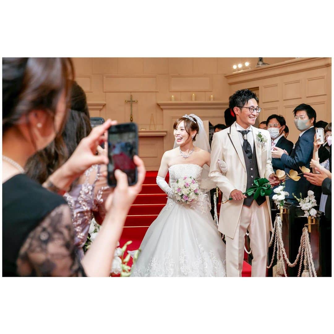 ロイヤルホールヨコハマ【公式サイト】のインスタグラム：「𝑇ℎ𝑒 𝐵𝑖𝑔 𝐷𝑎𝑦💐 #royal花嫁  大切なゲスト様に見守られての挙式退場📸 ゲスト皆様の顔をみると自然と笑顔になります☺️  横浜の歴史ある本格大聖堂で叶う結婚式⛪️ #royalhallyokohama   ◾︎見学予約は公式HPより受付中です🤵🏻‍♂️👰🏻‍♀️」