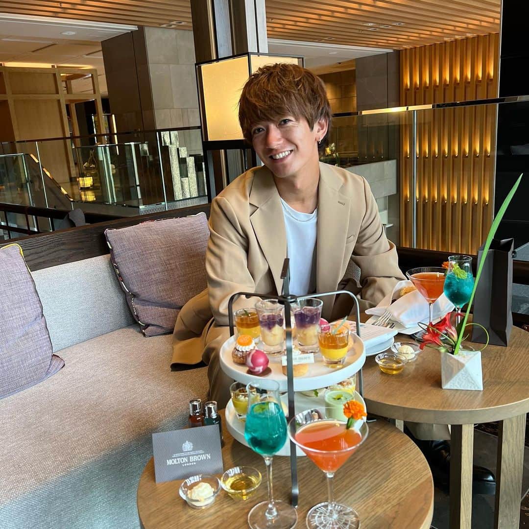 大倉士門のインスタグラム：「先日我が地元の京都にて！ フォーシーズンズホテル京都でモルトンブラウンのコラボレーションのアフタヌーンティーで優雅に過ごしてきました!😇🫰一つ一つが最高に凝られてて至福の時間やった💕 特にモルトンブラウンの香りをイメージしたドリンクがすごくおいしかった！🍹 こちら期間限定で6/30(金)までコラボアフタヌーンティーを行っているそうなのでぜひ体験してみてね！🏃‍♂️✨  #moltonbrown #モルトンブラウン #フォーシーズンズホテル京都 #コラボレーションアフタヌーンティー #pr」