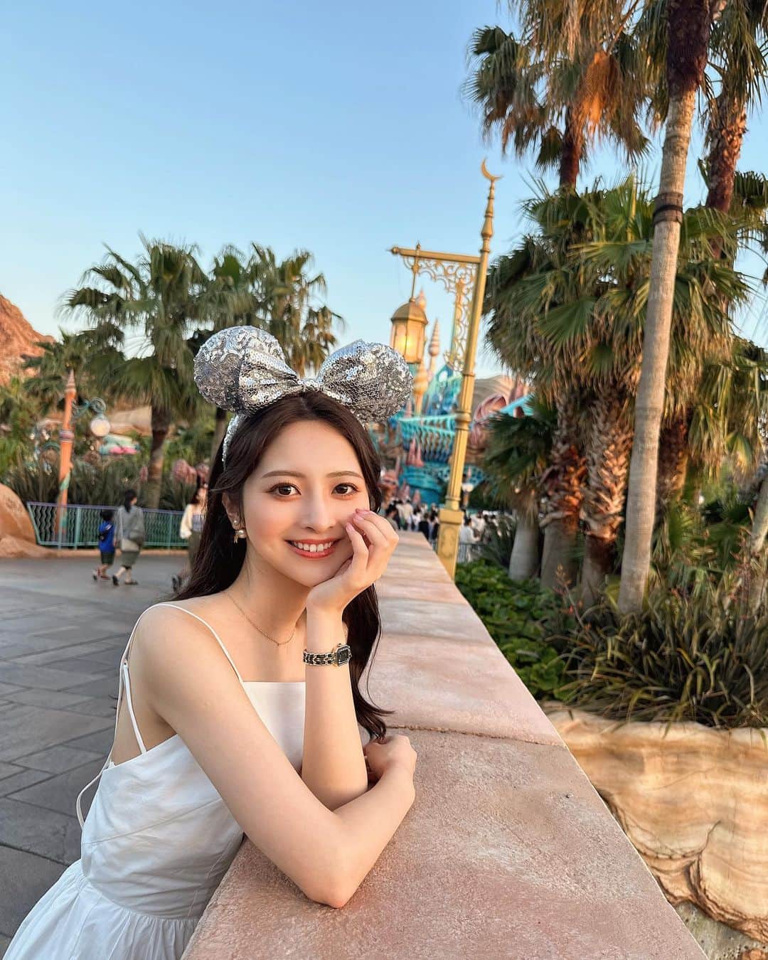 岸本沙季のインスタグラム：「やぱ皆んな正面向いてる方が好きみたいだからこっちにする😂😂🤍 ・ ・ ・ #ディズニーシー#ディズニーランド」