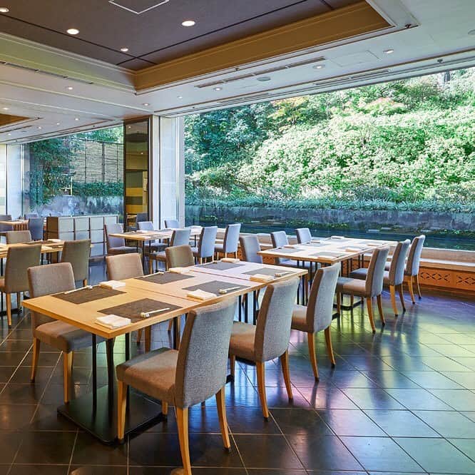東京プリンスホテルさんのインスタグラム写真 - (東京プリンスホテルInstagram)「大きな窓から緑いっぱいの景色が楽しめる「和食 清水」は、ゆったりとお食事を楽しみたい時におすすめ。  旬の食材を使用した和のアフタヌーンティーにも注目です。  Japanese Restaurant SHIMIZU is the perfect spot for those wanting to get a little in touch with nature over a little spot of lunch.   The ample natural light pouring in through the huge, floor-to-ceiling windows, and the lush, natural greenery that lies just beyond them, create a bright and tranquil atmosphere ideal for enjoying a delectable meal full of fresh, seasonal ingredients, or the hotel’s elegant Japanese afternoon tea 🍵  Share your own images with us by tagging @tokyoprincehotel  —————————————————————  #東京プリンスホテル #和食 #和のアフタヌーンティー #tokyoprincehotel #japaneserestaurant #afternoontea」6月6日 20時08分 - tokyoprincehotel