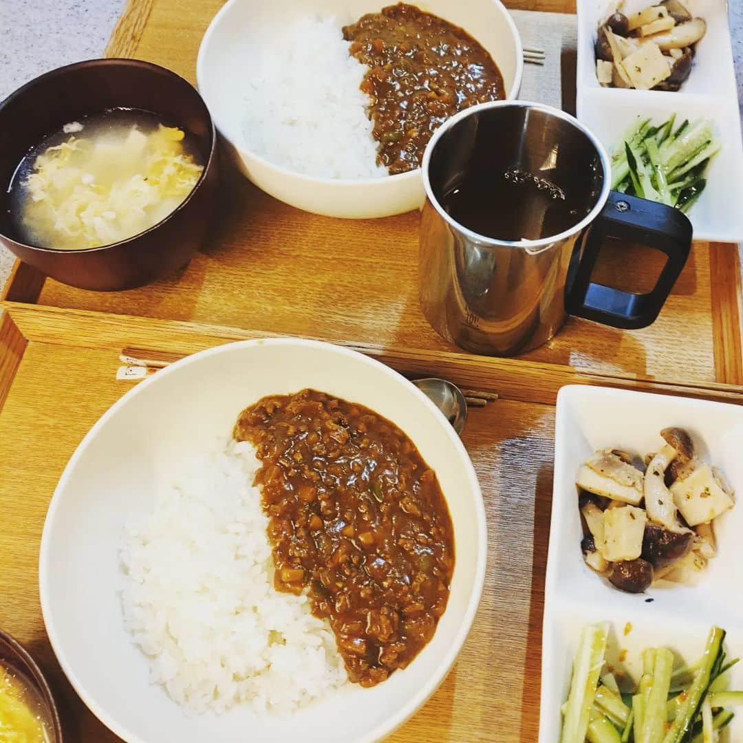 のインスタグラム：「先日の、やっちゃった日  給食もカレーだったらしい  割りと 献立表は チェックしてるんだけど…  あーあー やっちゃった💨  ごめんね 夜もカレー  と、伝えると  え？？ カレー？ やったあ！ オレ 大好き！！！  みんな おかわり してくれた  君たち 神ですか？？  幸せな 夕食タイム でした☺️  #給食とかぶった日 #ピーマンを使い切りたくて #ひき肉のカレー  #カレー好き #三兄弟  #ありがとう」