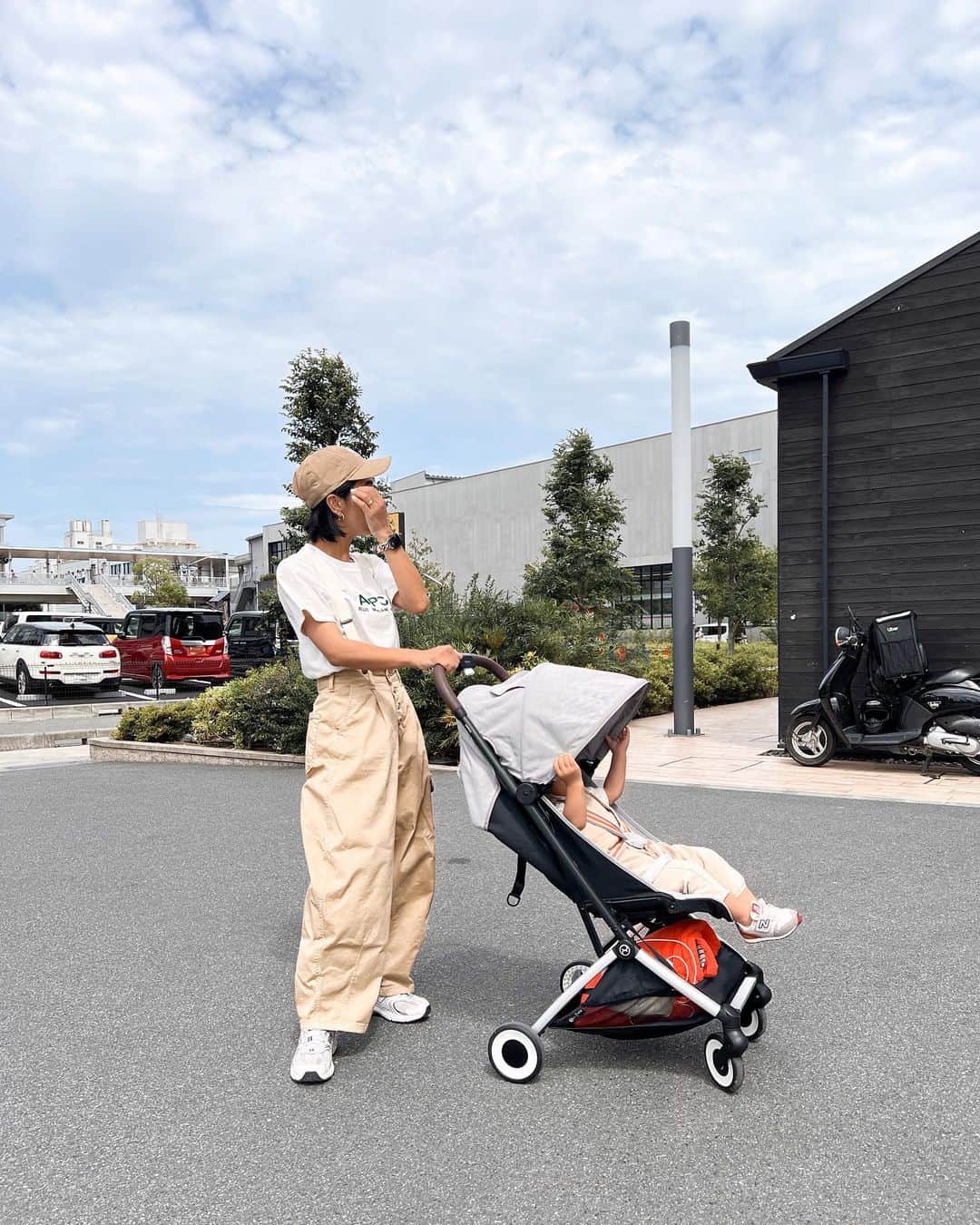 Hiiiiikoのインスタグラム：「♡ . . @cybex_japan から新しく登場した "ORFEO"(オルフェオ)👀✨ cybexのベビーカーはこれで2台目！！ とっても軽くて使いやすいんだよね◎  今回のORFEOは、 簡単に折りたためるんだけど すごくコンパクトになるのよ😳👏 だから車にずっと乗せてても邪魔にならなくてすごく良かったし◎ 肩にかけられる紐が付いてるから持ち運びがすごく楽‼️  ２箇所にメッシュウィンドウ(背面、キャノピー)があるから通気性もバッチリ👌  シートもフルフラット〜好きな角度に変えられる◎  今まで、👧🏻の時から何台もベビーカー使ってきたけど 肩ベルト、腰回りのベルトがここまでしっかりと子供の体にフィットしてくれるのは初めて😳！ 最近、komachiの抜け出しにずっと悩んでたけど ORFEOは今のところ抜け出せてない😁👏  小回りもきくし、荷物も下にたくさん入るし、肩にかけて移動出来るし、軽いしで本当とおすすめ🧸✨  伝えたい事がありすぎて長くなってしまった😅  あっ！足元もね、リクライニング出来るんだよ🤭♥️すごくない♥️？ . . #cybex_pr#cybex#サイベックス#オルフェオ#ベビーカー#親子#子供#ママ#4人のママ#1歳女の子#姉妹ママ#リンクコーデ#親子コーデ#ママコーデ#ママファッション#ファッション#シンプルコーデ#カジュアルコーデ」