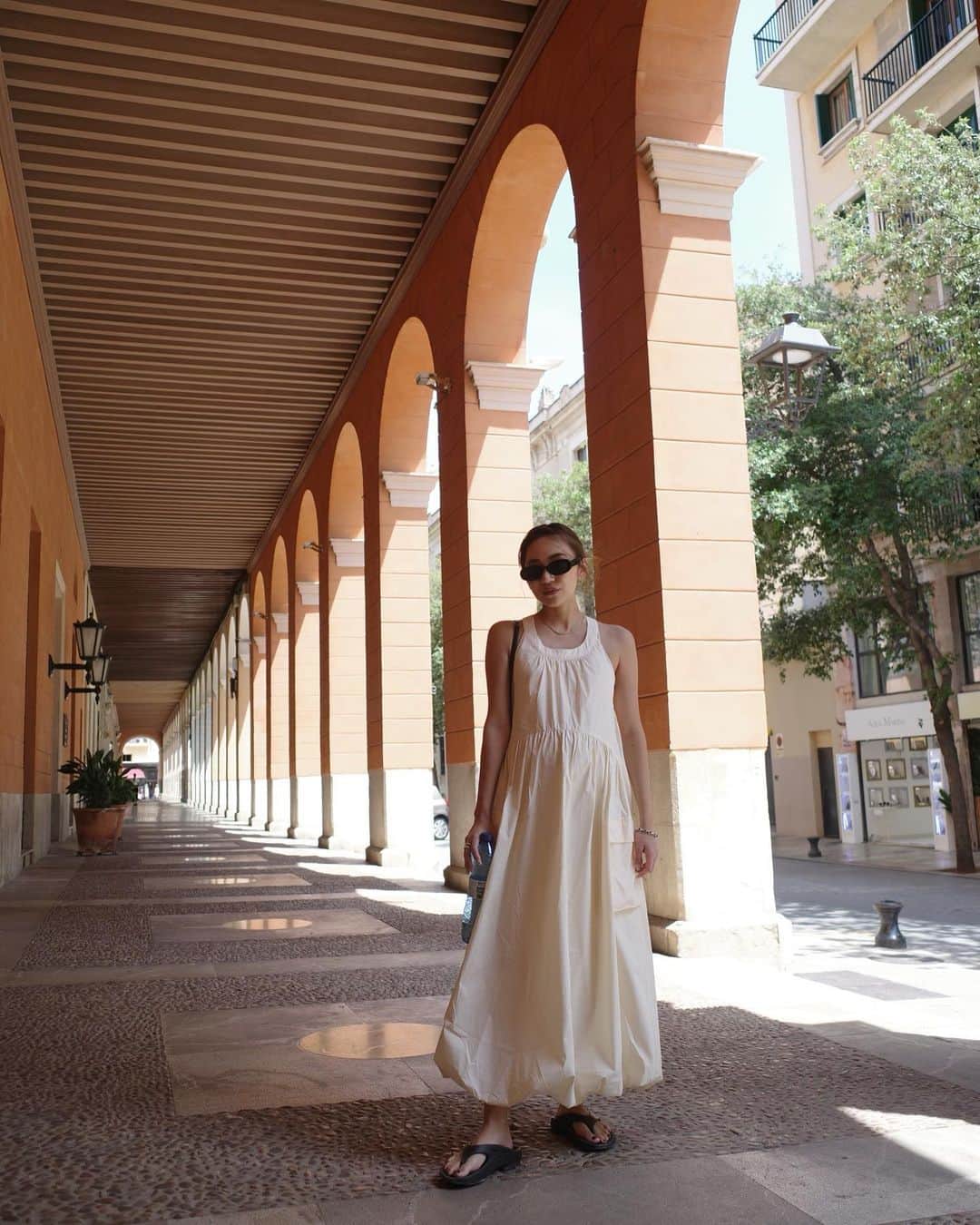 佐々木彩乃のインスタグラム：「📍Mallorca,Spain 📍Santorini,Greece 📍Roma,Italy での私服たち  1.2 今週金曜日発売の @olnenue のバルーンワンピース。ウエストのカーブ切替もスカートのサイドポケットもボリューム感も可愛いです🤍  3.4 @mango のワンピースは裾フリンジがかわいいけどお腹がすごい事になってるので産後沢山着たい😂  5.6 発売中 @olnenue ワンピース。 パッド付で伸縮性もあり着心地が良いので楽に着れるので選びがちです🤍」