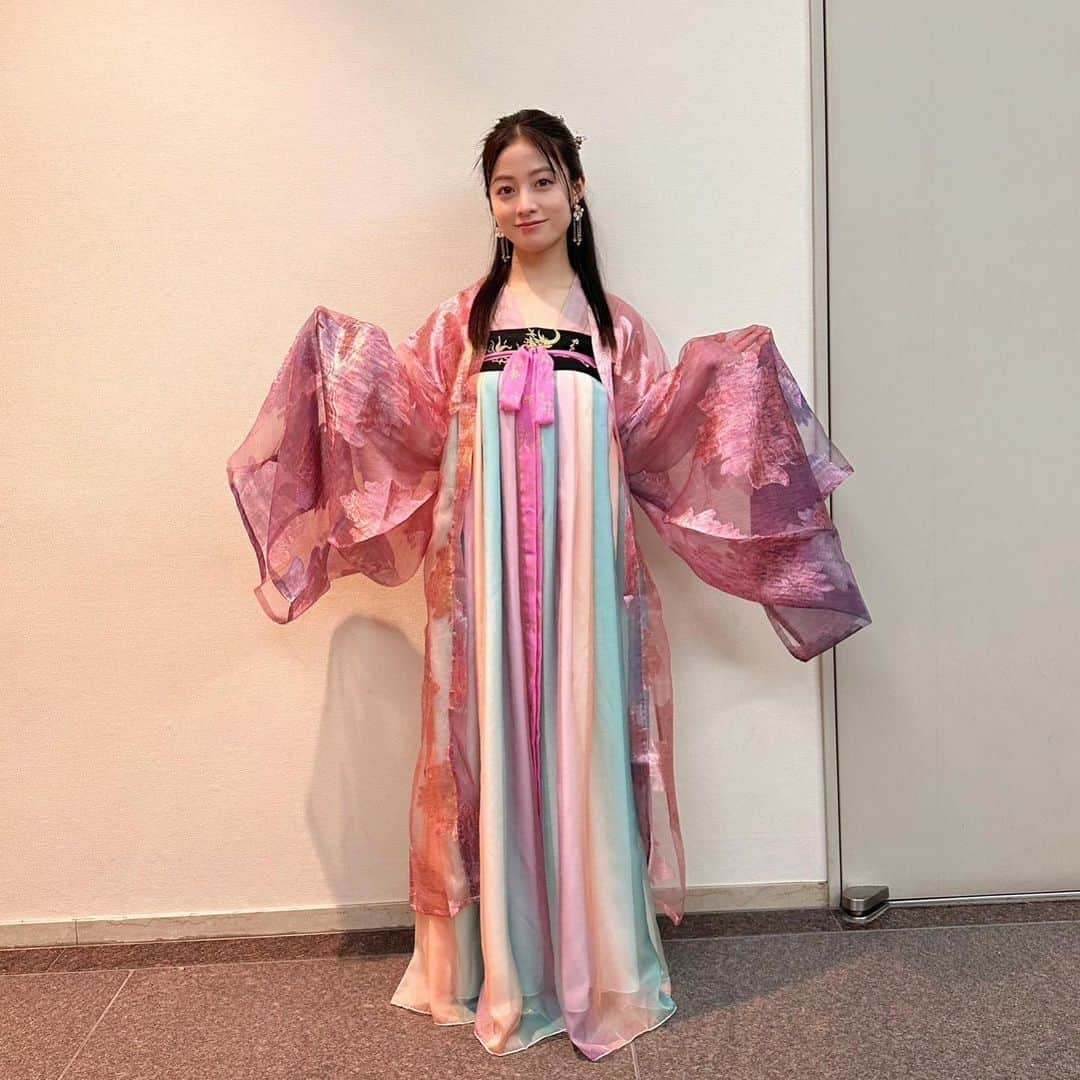 橋本環奈のインスタグラム：「こんばんは！環奈MGです。  今夜10時からは「王様に捧ぐ薬指」第８話💍  いつも良いところで流れるAwesome City Clubさんの「アイオライト」がすごい印象的でグッと引き込まれますよね。  今週もお見逃しなく‼️  #橋本環奈 #橋本環奈2023 #橋本環奈マネージャー #王様に捧ぐ薬指 #王ささ #awsomecityclub #アイオライト」