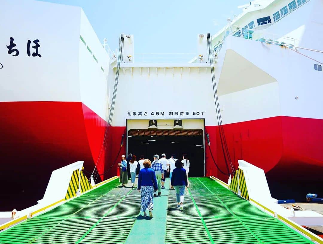 小林希さんのインスタグラム写真 - (小林希Instagram)「6月4日の神戸ポートピアホテルと船旅/御船印のイベント、無事開催できました🚢 台風でどうなるかと思いましたが、快晴でなによりでした☺️ たくさんの方にお越しいただき、 本当に嬉しかったです✨  イベントは… 宮崎カーフェリーさんの新造船「たかちほ」船内見学からスタート🫡 個人的に感動したのは、浴槽付きのバリアフリートイレ付きのお部屋。 船内にバリアフリートイレも含めて4箇所ほどあります。これは、すごいことだと思います。 船内案内のピクトグラムも大きくて見やすくて、とても優しい船だなぁと感じました🚢 船は一つとして同じものがなく、作り手の意思や思いが込められています。 どんな人にも船旅を、という気持ちが伝わってきました。 ペットと泊まれる部屋&ドッグランもあります🐕 船旅の概念が変わりますね！  そして午後はポートピアホテルで講演させていただきました。 その後はホテルの屋上「ソラフネ神戸」で神戸の景色を眺めて、ホテルの船底をイメージしたバー「レスタカード」で乾杯🥂  神戸市の港湾は本当に魅力が詰まっていて、船と人の距離が近くて素敵な港街だなと感じます。  こんな感じのリアルイベント、また別の地域でも開催できたらいいなーと思っています😊 @kobe_portopiahotel  @miyazaki_carferry   #神戸ポートピアホテル  #宮崎カーフェリー #船旅 #新造船たかちほ  #神戸港 #ソラフネ神戸」6月6日 20時09分 - nozokoneko