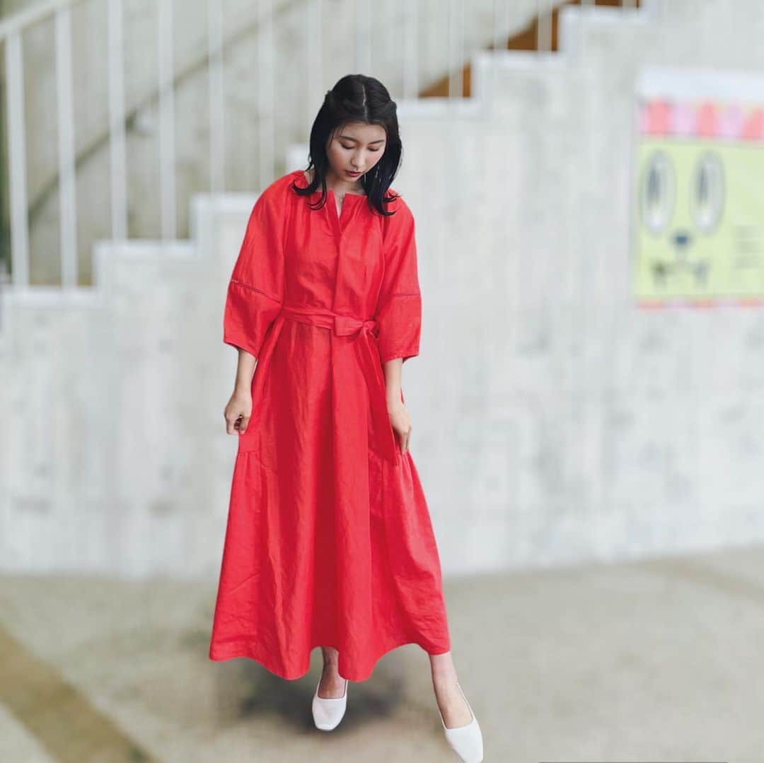 木村那津美のインスタグラム：「🎏 5/6  ︎ 時差投稿5月編！！ え、気がついたら6月…！ 時間の流れが早すぎ🥹 ということで大遅刻の5月行きます💨  GW終盤！ 雷ちゃんはドライブしながら SAのおすすめ商品を中継！ 放送中に王司PA〜美東SAまで 行けちゃうんですね🚗  長州力が行くでは、 力さんが秋穂を堪能🦐🛁  そして私は人気パン屋 ファミーユさん（@boulangerie_famille）の 新しいカフェご紹介しました♪  取材日の看板には、 矢野シェフのお子さんが描いてくれた テレオンが☺️☺️可愛い😍💕  お客さんは看板店員の遥さんとのトークも 楽しんでおられる様子でした。 ロケ日記はtysのちぐまや家族ホームページ グルメのコーナーに書いたので お読み頂けると嬉しいです✍️  ------------  衣装  ブージュルード ワンピース テレビを通してみると真っ赤ですが、 マンダリンオレンジ🍊のような色味です✨ ______________________  山口県の情報盛りだくさん！ 土曜のあさ9時25分からは↓↓↓  @chigumaya_kazoku  【ちぐまや家族plus】  ------------  #ブージュルード山口店 #ブージュルード #アナウンサー衣装 #アナウンサーヘアメイク#30代コーデ #30代ファッション#30代メイク #30代ヘアメイク #木村那津美#アナウンサー #スタジオ衣装　#基本的にトップスのみ#ちぐまや家族plus #ちぐまや家族plus2 #山口県#山口市パン屋  #ファミーユ#カフェルルー」