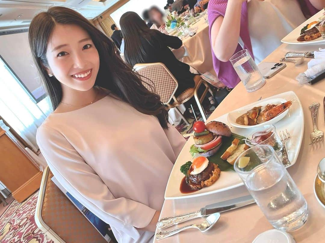 小椋寛子のインスタグラム：「先日、帝国ホテル大阪の「ハワイ ハレクラニフェア 2023」の試食会に行ってきました😊  どのお料理もすごく美味しかったー🥹💕 ハレクラニのホテルの映像を見て、ハワイに行きたくなりました☺️✨  かおりさん @kaori_sawanoi 誘ってくださりありがとうございました🥰  #帝国ホテル大阪 #試食会 #モニター #ハレクラニ #ハレクラニフェア」