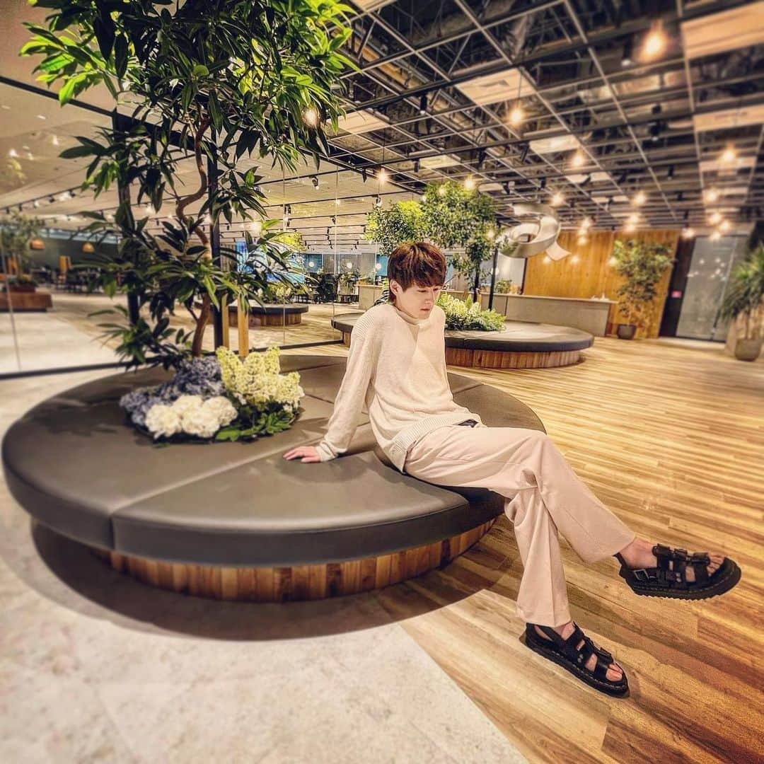 向山毅のインスタグラム：「break time☕️🪴  #avex #office #tour #meeting  #LIVE #artist #vocalist #singer #mensfashion #menshair  #美容男子 #beauty #me #ootd #pants #pink #ZARA #knitsweater #サンド #drmartins」