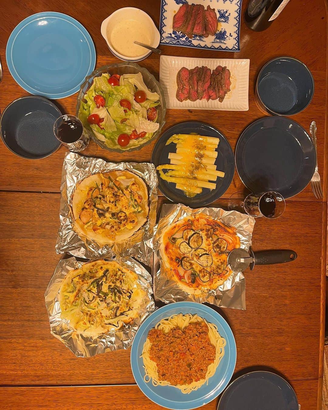 新関碧のインスタグラム：「3人分のご飯、シェフしました👩‍🍳楽しかった🤤 •米粉ピザ（しらすマヨ、照り焼き、マルゲリータ） •ローストビーフ •ホワイトアスパラのオランデーソース •ミートソースパスタ •シーザーサラダ」
