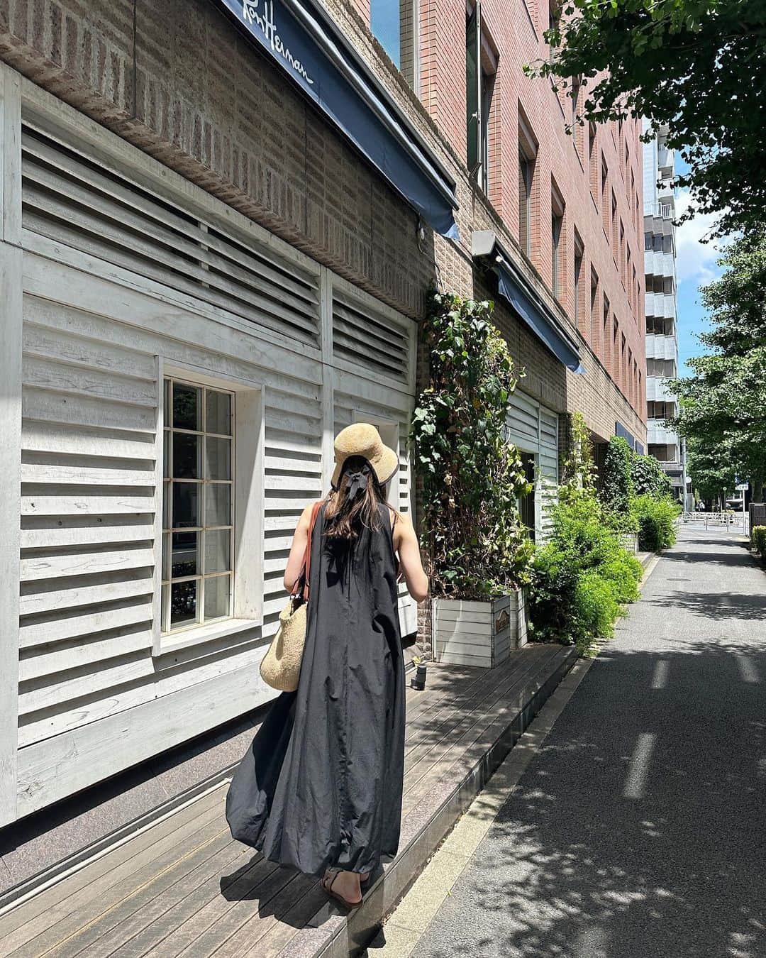 涼佳さんのインスタグラム写真 - (涼佳Instagram)「夏が近づいてきた☀️  夏の暑い日は外に出たくないんだけど 可愛い夏服とポケモンGOのおかげで 外を歩くことが頑張れる最近✊🏻笑  🏷️ dress  #todayful  hat #lamaisondelyllis  bag #chloé  shoes #hermes」6月6日 20時11分 - _ryoka_870