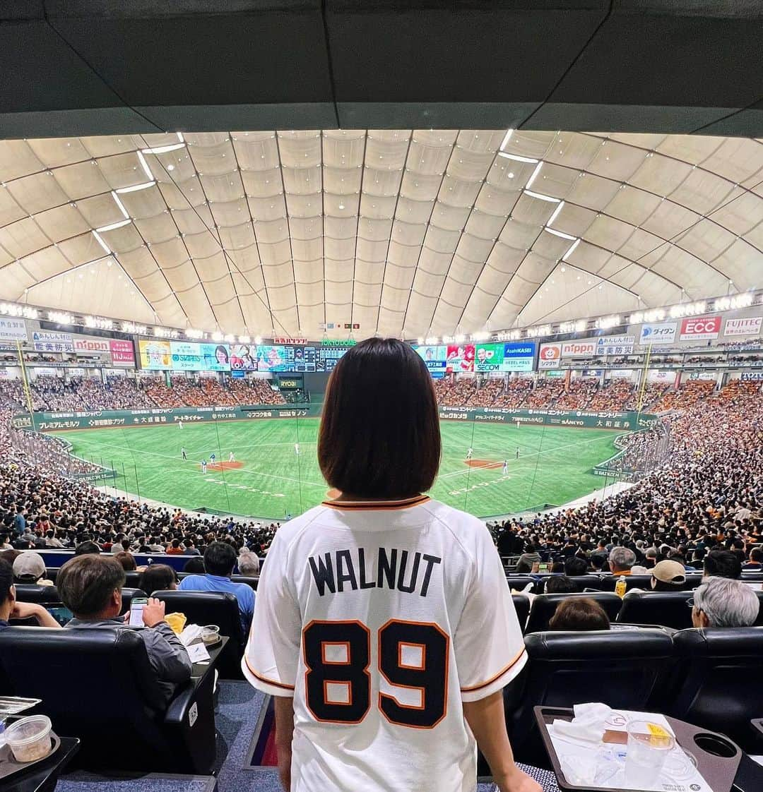 WALNUTさんのインスタグラム写真 - (WALNUTInstagram)「ジャイアンツ サイキョウガールズシリーズが最終日を迎え、GIANTS × WALNUTコラボプロジェクトも無事終えることができました！  東京ドームのいたるところでイラストが展開されているのを見て感激しっぱなしの3日間🥹🏟️  今回のコラボプロジェクトでは、  ・東京ドームでのキービジュアルの展開 ・球場内外のデジタルサイネージに15選手イラストの展開 ・サイキョウガールズ コラボグッズの発売 ・15選手描き下ろしイラストグッズの発売 ・会場でのライブアートイベントの開催  など、盛りだくさんな内容でお届けしました。 (イベントの様子はハイライトに)  グッズは引き続きジャイアンツ公式オンラインストアと東京ドームのジャイアンツストアで発売中です。  今週から少しずつ今回のために描き下ろした選手のイラストもアップしていきたいと思います☺️ しばらく野球なポストが続きますが、お付き合いください⚾️🤲🏻🤍  ps 球団スタッフの皆さんが今回のコラボを記念して、特別にユニフォームをプレゼントしてくれました😭🙏🏻🧡 背番号は野球(ヤキュー)の89。  球場に響く応援歌や鳴り物応援、タオル回しでオレンジ色に染まる客席。ドーム全体に広がっていく歓声の波のパワーを浴びて、私も野球観戦の楽しさをたっぷり味わった3日間でした。  Thank you @yomiuri.giants !  #GIANTS」6月6日 20時14分 - walnut_illustration