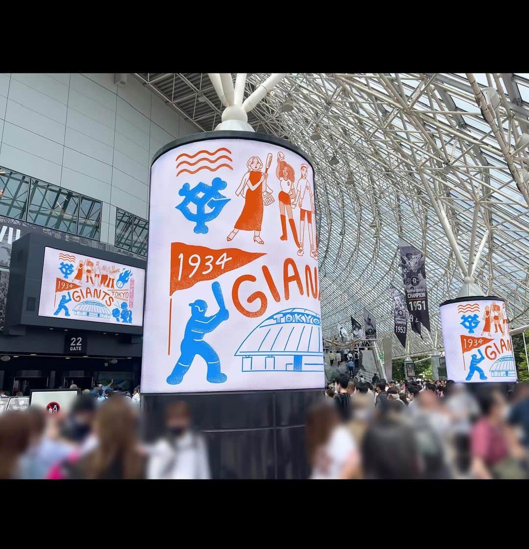 WALNUTさんのインスタグラム写真 - (WALNUTInstagram)「ジャイアンツ サイキョウガールズシリーズが最終日を迎え、GIANTS × WALNUTコラボプロジェクトも無事終えることができました！  東京ドームのいたるところでイラストが展開されているのを見て感激しっぱなしの3日間🥹🏟️  今回のコラボプロジェクトでは、  ・東京ドームでのキービジュアルの展開 ・球場内外のデジタルサイネージに15選手イラストの展開 ・サイキョウガールズ コラボグッズの発売 ・15選手描き下ろしイラストグッズの発売 ・会場でのライブアートイベントの開催  など、盛りだくさんな内容でお届けしました。 (イベントの様子はハイライトに)  グッズは引き続きジャイアンツ公式オンラインストアと東京ドームのジャイアンツストアで発売中です。  今週から少しずつ今回のために描き下ろした選手のイラストもアップしていきたいと思います☺️ しばらく野球なポストが続きますが、お付き合いください⚾️🤲🏻🤍  ps 球団スタッフの皆さんが今回のコラボを記念して、特別にユニフォームをプレゼントしてくれました😭🙏🏻🧡 背番号は野球(ヤキュー)の89。  球場に響く応援歌や鳴り物応援、タオル回しでオレンジ色に染まる客席。ドーム全体に広がっていく歓声の波のパワーを浴びて、私も野球観戦の楽しさをたっぷり味わった3日間でした。  Thank you @yomiuri.giants !  #GIANTS」6月6日 20時14分 - walnut_illustration