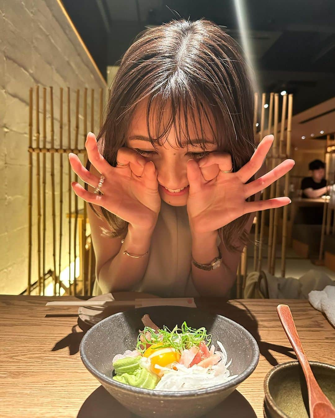 近藤夏子さんのインスタグラム写真 - (近藤夏子Instagram)「.   　 久しぶりに母と2人でゆっくりご飯を食べた日🫶🏻 　  珍しく(？)深い話ができました🤣🧡 　 どんな時も１番の味方でいてくれてありがとう😊  しかーし、必ず頼みすぎて食べすぎて帰り道、お腹が苦しいです🤣 　 　 母とご飯を食べている時は絶対、父の話題になります。 スーパーdaddy💪🏻 ちょっと変わってるけど笑  　 . #夜ご飯 #たまご見つめながら #たまごポーズ #母小顔すぎる」6月6日 20時15分 - kondokako0804