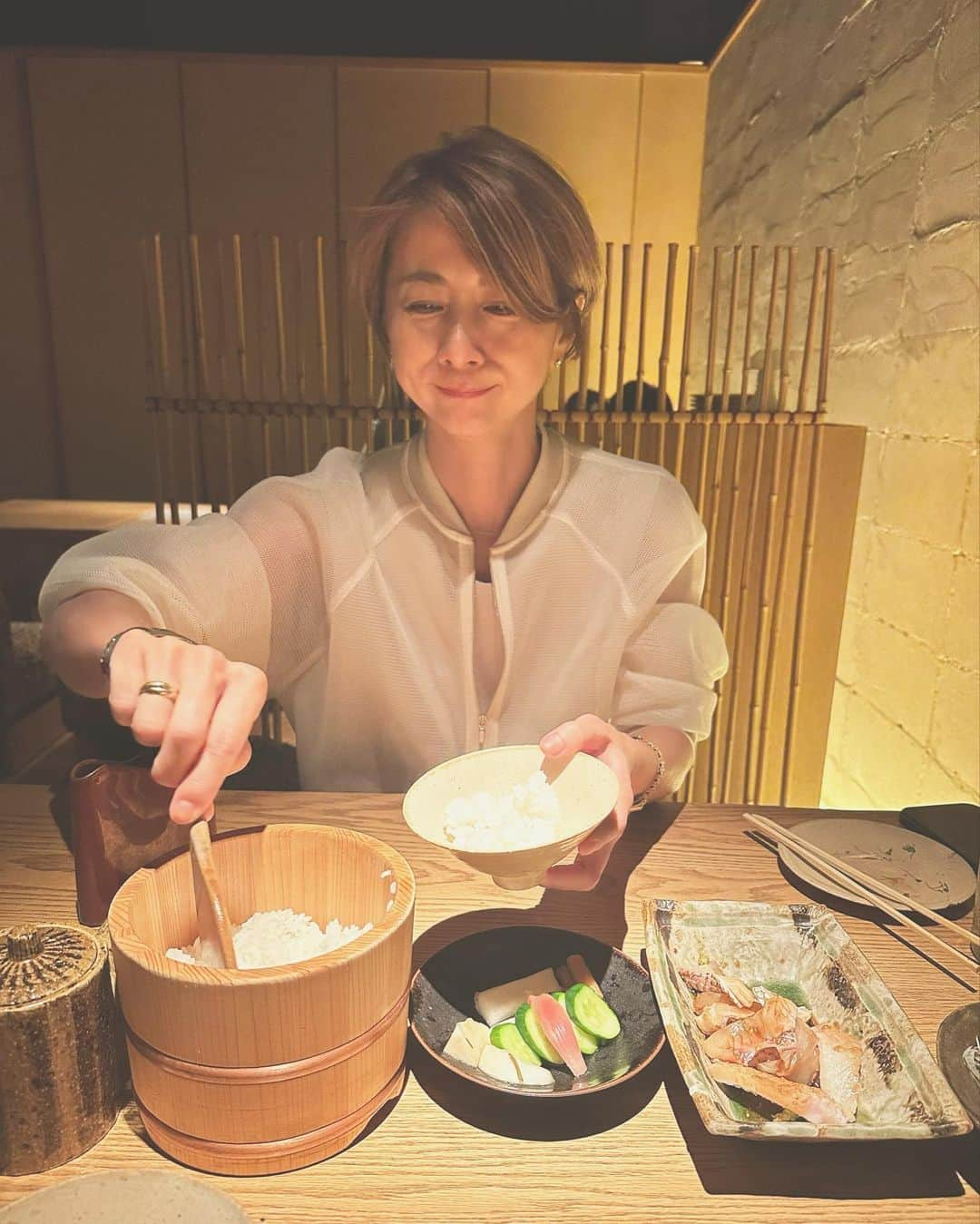 近藤夏子さんのインスタグラム写真 - (近藤夏子Instagram)「.   　 久しぶりに母と2人でゆっくりご飯を食べた日🫶🏻 　  珍しく(？)深い話ができました🤣🧡 　 どんな時も１番の味方でいてくれてありがとう😊  しかーし、必ず頼みすぎて食べすぎて帰り道、お腹が苦しいです🤣 　 　 母とご飯を食べている時は絶対、父の話題になります。 スーパーdaddy💪🏻 ちょっと変わってるけど笑  　 . #夜ご飯 #たまご見つめながら #たまごポーズ #母小顔すぎる」6月6日 20時15分 - kondokako0804