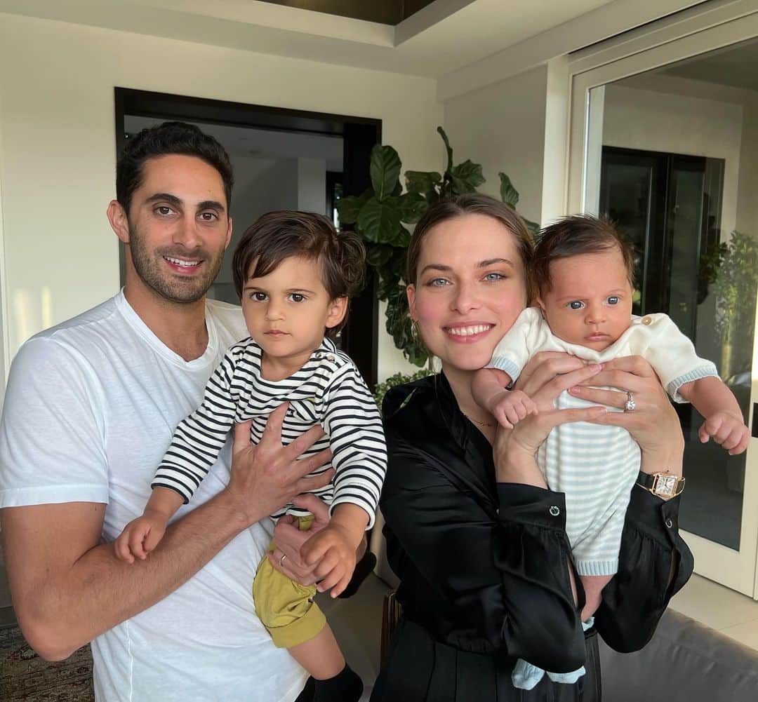 Lana Zakocelaさんのインスタグラム写真 - (Lana ZakocelaInstagram)「Happy anniversary my husband my rock!  @aritorbati may we always dance through the life hand in hand , head to head and eyes to eyes. I’m so proud of us and so in love with our family of 4! ❤️ I love you」6月7日 1時42分 - lanazakocela