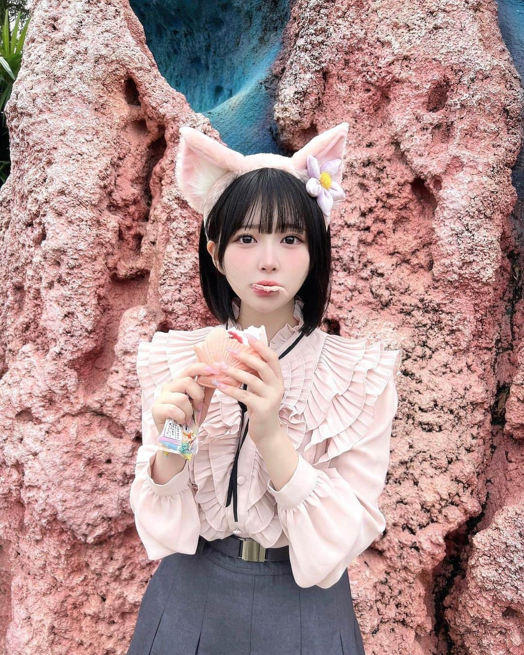 ゆめのインスタグラム：「リーナベル可愛すぎる‪♡ 久々にピンクの服きた気がする🎀 たまにはいいね〜🙌🏻🙌🏻   #ディズニーシー   #ディズニーシーグルメ   #ディズニーコーデ   #fyp   #06   #ボブアレンジ」