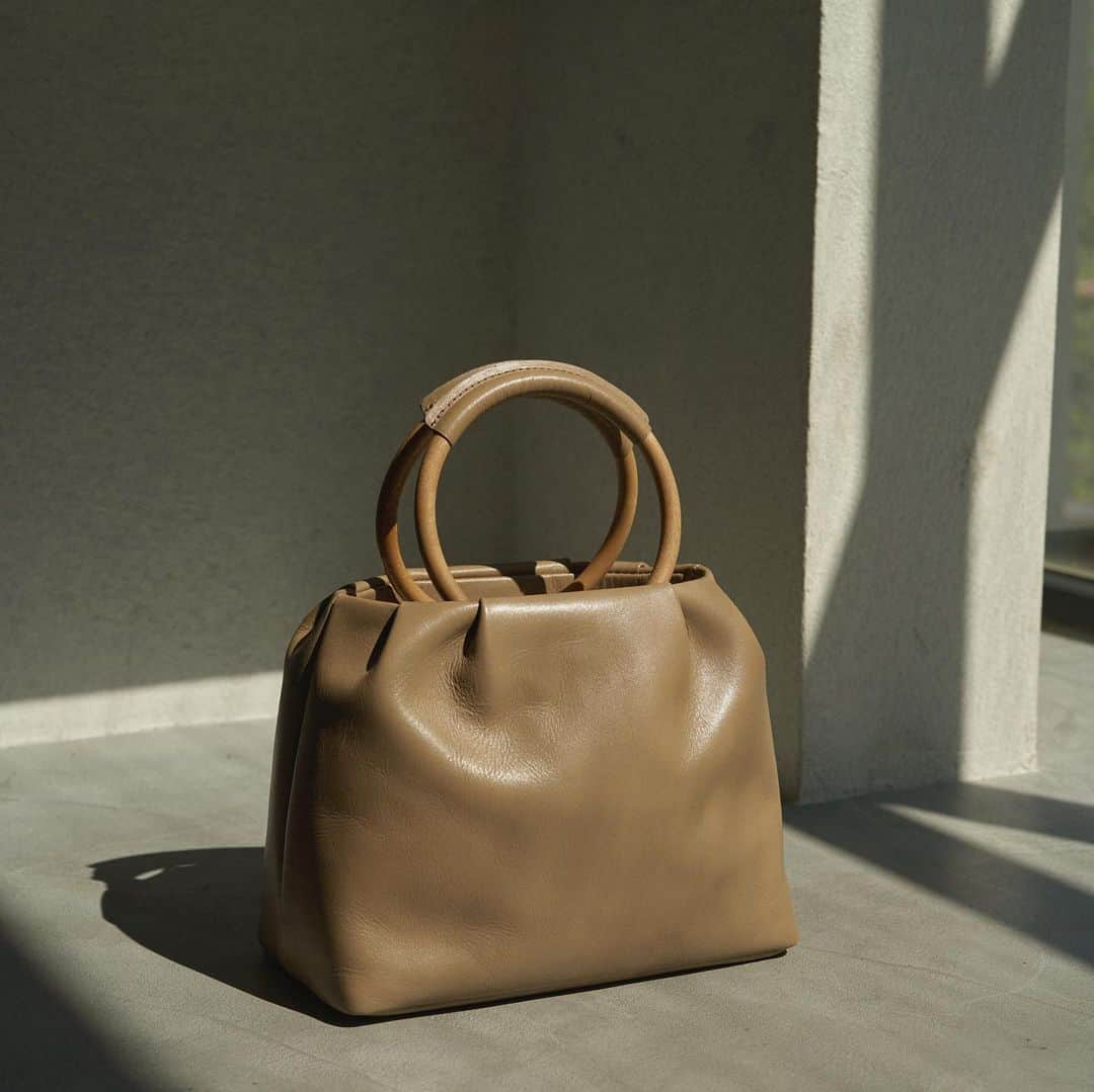 ラシット公式アカウントさんのインスタグラム写真 - (ラシット公式アカウントInstagram)「2023.6.6 new release repos -holiday leather bag- 心と体を解き放つ休日。 大切な人と過ごしたり、好きな場所へ出かけたり・・・ 私が私らしくいられる、特別な相棒になりますように。  新しいシリーズ repos[ルポ]が本日発売！ こだわりのレザーシリーズは、いつもの日常に彩りを添えてくれる、特別な存在になってくれるはず。  休日はもちろん、お仕事シーンや、大切な日のオケージョンバッグとしても◎  詳細はPAL CLOSETでもご紹介しております。 ぜひ特設ページをご覧くださいませ。  #russet #ラシット #repos #ルポ #レザーバッグ #レザートート #レザートートバッグ #お出かけバッグ #休日バッグ #お仕事バッグ #通勤バッグ #ミニトートバッグ #ミニトート #3way #3wayバッグ #新作バッグ #ニューリリース #パルクロ #パルクローゼット #palcloset #バイカラートート #バイカラートートバッグ #ウッドハンドル #お仕事トート #お仕事トートバッグ #オケージョンバッグ #オケージョントート #フォーマルバッグ」6月6日 20時20分 - russet_official