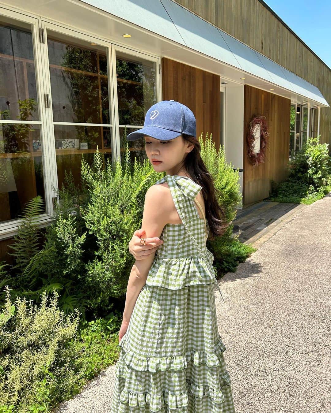 村田倫子さんのインスタグラム写真 - (村田倫子Instagram)「夏フェス行くなら…を 妄想してつくったワンピースと デニムのキャップを被って なぜかキャロットケーキをたべている。」6月6日 20時22分 - rinco1023