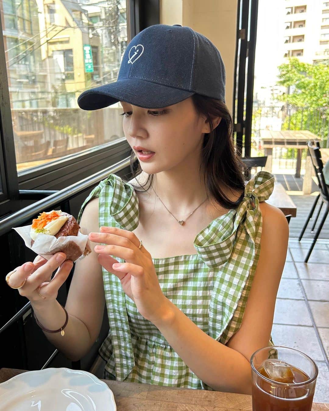 村田倫子さんのインスタグラム写真 - (村田倫子Instagram)「夏フェス行くなら…を 妄想してつくったワンピースと デニムのキャップを被って なぜかキャロットケーキをたべている。」6月6日 20時22分 - rinco1023