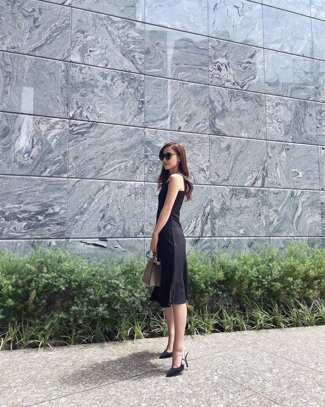 Chihiroのインスタグラム：「Summer One-piece❤︎  暑い日に着たくなる @treonesta_official  ワンピース♡  胸の部分がちょこっと上がっていて 骨格ウェーブに有難いデザイン♡  私でSサイズかなりぴったりです！ 骨格ストレートやナチュラル、ウェーブの胸が大きい方は Mサイズのほうが良いかもです🤔  〜〜〜〜〜〜〜〜〜〜〜〜〜〜〜〜〜〜〜 【イメージコンサルティングサロン　Ciccy】  パーソナルカラー診断が気になる方はこちら ▶︎ @ciccy_shibaura   ♦︎時間 9:30〜17:30 (時間調整可能)  ♦︎場所 東京都港区芝浦  ♦︎定休日 なし  ♦︎メニュー ✈︎Economy class✈︎ パーソナルカラー診断＋骨格診断 Ciccy診断士枠: ¥22,500- 代表栂野枠：¥32,000- ※ペア診断可能  ✈︎Business class✈︎ パーソナルカラー診断＋骨格診断＋メイクレッスン 代表栂野枠：¥48,500- ※ペア診断可能  ✈︎First class✈︎ 3〜4日かけて行うトータルプロデュース。メニューはカスタマイズ可能。 代表栂野枠：99,500-  詳細はInstagramプロフィール下のURLよりご確認ください。 〜〜〜〜〜〜〜〜〜〜〜〜〜〜〜 【イメージコンサルタント養成講座】  GIA芝浦校の養成講座は6月まで満席です。 現在2023年7月スタートより募集を開始いたしました♡ 詳しくはHPをご覧ください♡  〜〜〜〜〜〜〜〜〜〜〜〜〜〜〜  #トレオネスタ #ブラックコーデ  #黒ワンピース #パーソナルカラー診断 #骨格診断 #イメージコンサルタント」
