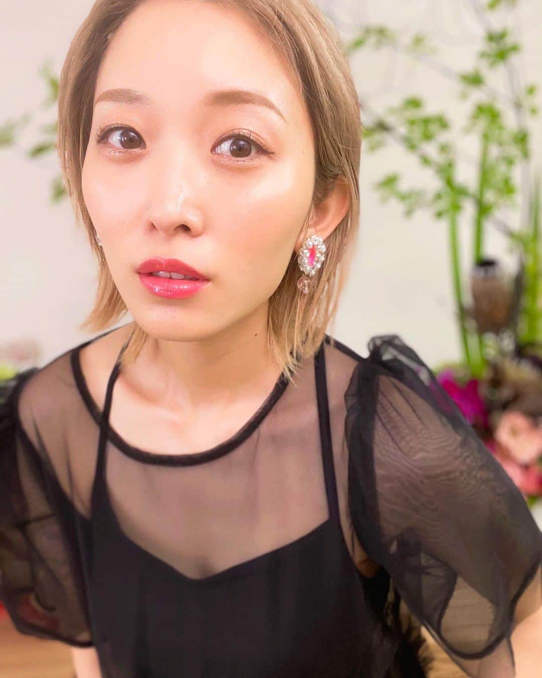 くまみきのインスタグラム：「自分的に挑戦カラーなリップに安心カラーのグロスを重ねてバランスとってみた日💐 こうすると割と色々チャレンジできる😚  @bidol_official  むっちリップR 101こあくまカシス  @lauramercier @laura_mercier_jp_staff  ハイドレーティング バームグロス360 CHERRY BLOSSOM  #リップ #ビーアイドル #グロス #ローラメルシエ #bidol #lauramercier #コスメ #メイク」