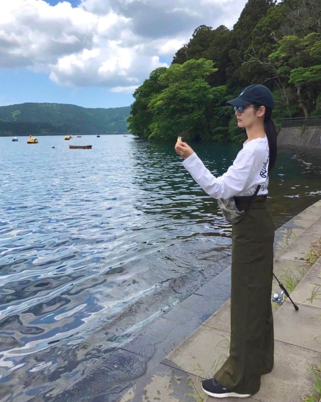 宮崎麗奈さんのインスタグラム写真 - (宮崎麗奈Instagram)「． 先週末、はじめてバス釣り行ったの🎣 ⁡ 全然釣れなかったけど、楽しかった また行きたいな〜✨ ⁡ ⁡ #バス #バス釣り #バス釣り初心者 #釣り #箱根 #芦ノ湖」6月6日 20時22分 - reina_miyazaki