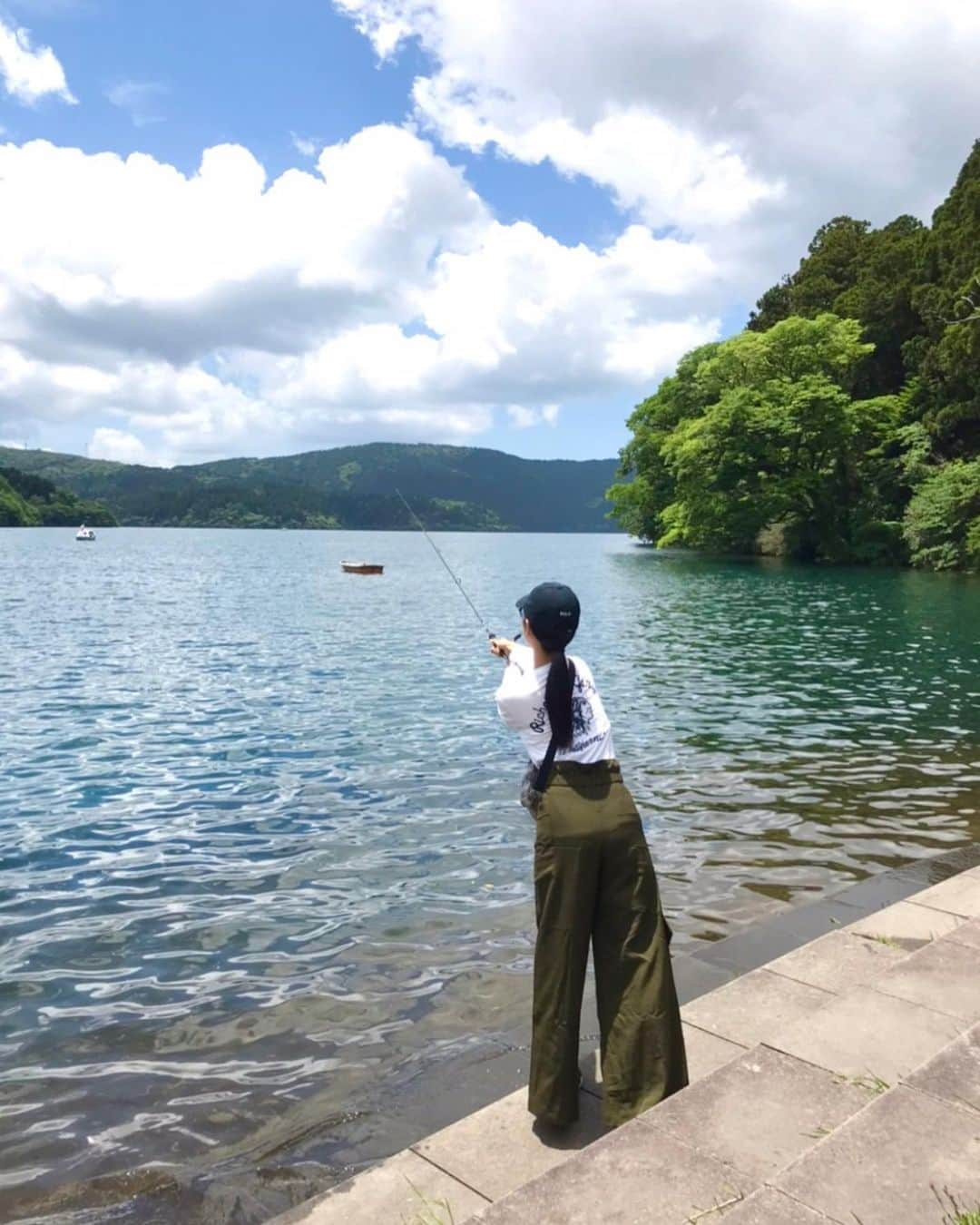 宮崎麗奈のインスタグラム：「． 先週末、はじめてバス釣り行ったの🎣 ⁡ 全然釣れなかったけど、楽しかった また行きたいな〜✨ ⁡ ⁡ #バス #バス釣り #バス釣り初心者 #釣り #箱根 #芦ノ湖」