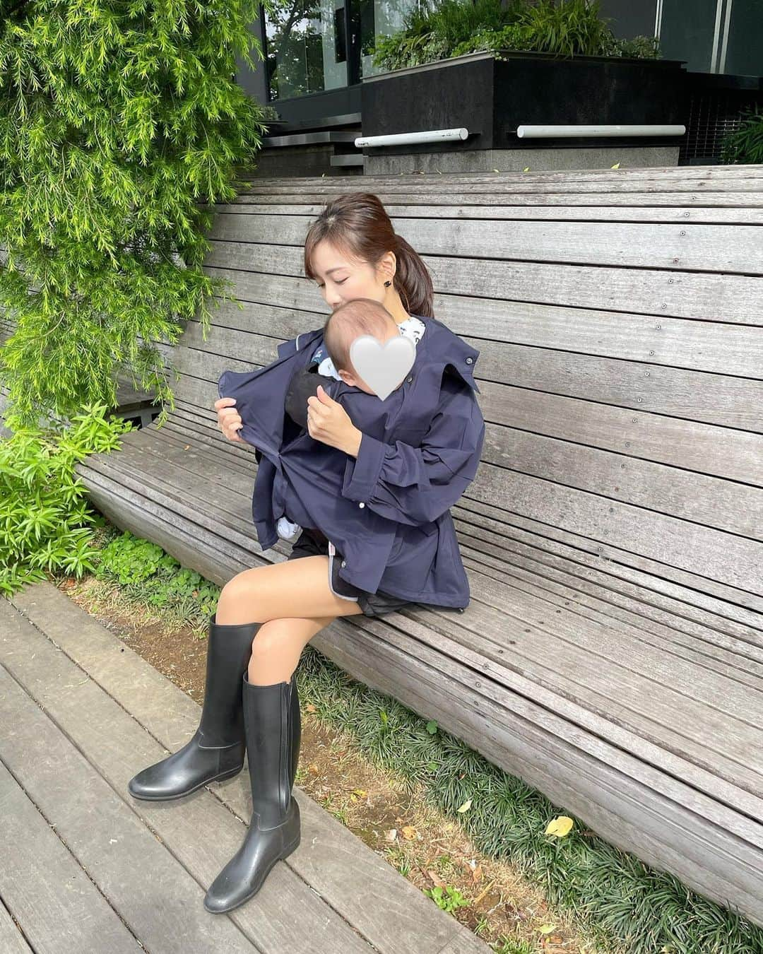 福山唯さんのインスタグラム写真 - (福山唯Instagram)「肌寒い日や、雨が降ったり止んだりの難しい季節🥺☔️  雨の日は抱っこ紐でのお出かけが、小回りが効いて1番動きやすい✊✨けど、 悩むのがアウター😫 抱っこ紐にいれた息子が濡れなくて寒くないようなアウターを探していて♡  抱っこ紐を愛用している　@babyandme.inc のダッカー付きマウンテンパーカーがとってもよかった🥹🫶 ただのアウターとしても使えるし、ボタンを外せば抱っこ紐をすっぽり包んで着られる🩵 一緒にアウターに入れるのは嬉しいし、特別で可愛い🤭🤍 撥水加工もされていて水も弾いてくれるし、軽くてこれからの季節に大活躍してくれそう♡♡  #babyandme #baby #babyboy #マウンテンパーカー　#レインブーツ　#ベビーアンドミー産前産後ウェア2023  #ベビーアンドミー #マタニティウェア　#ママコーデ　#令和4年ベビー #ママとぼーや　♡」6月6日 20時23分 - yuifukuyama