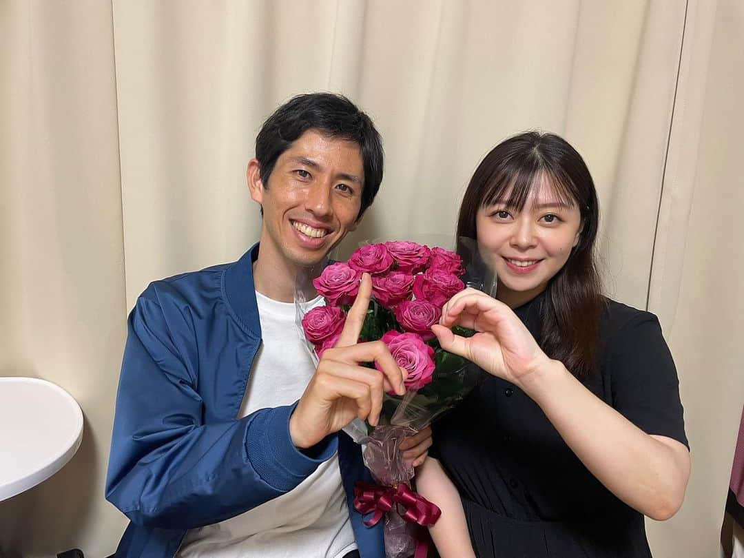 上杉桜子のインスタグラム：「今日で結婚10年を迎えました🌹 出会って12年とちょっと。 助け合い、支え合い、認め合って頑張ってきました🥰 どんな時も優しく穏やかで冷静な夫には感謝です🙏 11年目も楽しく過ごせますように💕  #結婚10周年 #結婚記念日 #カメラマンは娘 #今日は平日なので簡単にお祝い」