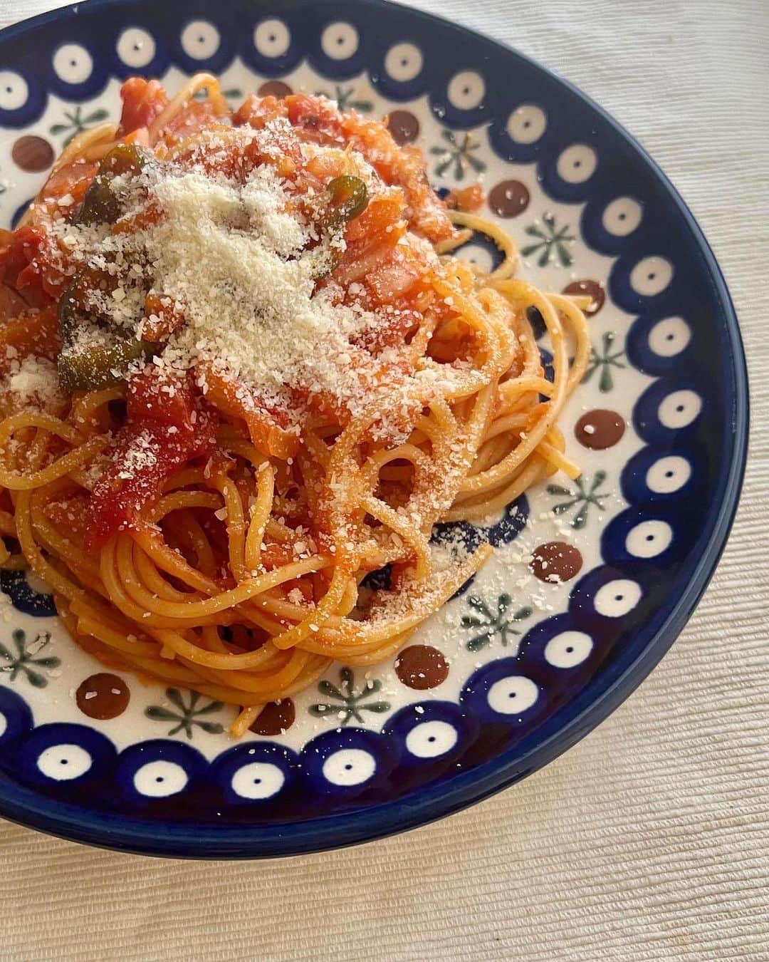 のインスタグラム：「🍴 ご飯作るの好きなのに、忙しいとやらなくなってしまうな〜 時間がある日に、なるべく自分で作った料理を食べていると 体というより心が整っていく気がする。  ■ナポリタン レシピはNHKで共演している谷原章介さんの本から。 お皿はワルシャワで買ったポーリッシュポタリー。可愛い！  ■鶏キャベツの梅蒸し 蒸すとかさが減るので、余ったキャベツの消費も兼ねて。 お皿はイベントスタッフさんからいただいた九谷焼。 マットな質感の隅切皿、持ってなかったので嬉しいです🥢  （写真はそれぞれ別日です！）」