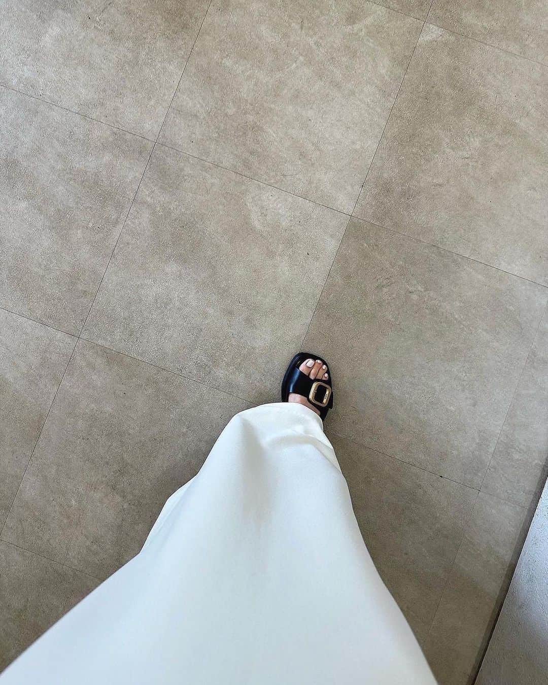 佐藤優津季のインスタグラム：「． 休日のイロイロ🚗♨️🛍✨ １．色々な人に意見を聞いて購入した今年のサンダル(ありがとう😇😂) ２,３．欲しかった靴が破格の価格でゲット出来てルンルン ４．↑の5分前、ねえもう買い物しないって決めたのにって項垂れ ５．コーンスープ専門店🌽専門店って言葉が好き〜 ６．なつ〜 ７．大荷物 ８,９．念願のお芋”専門店”🍠 10．🐒🍌  COSのタンクトップは形が綺麗で緑も買い足した☺️☺️」
