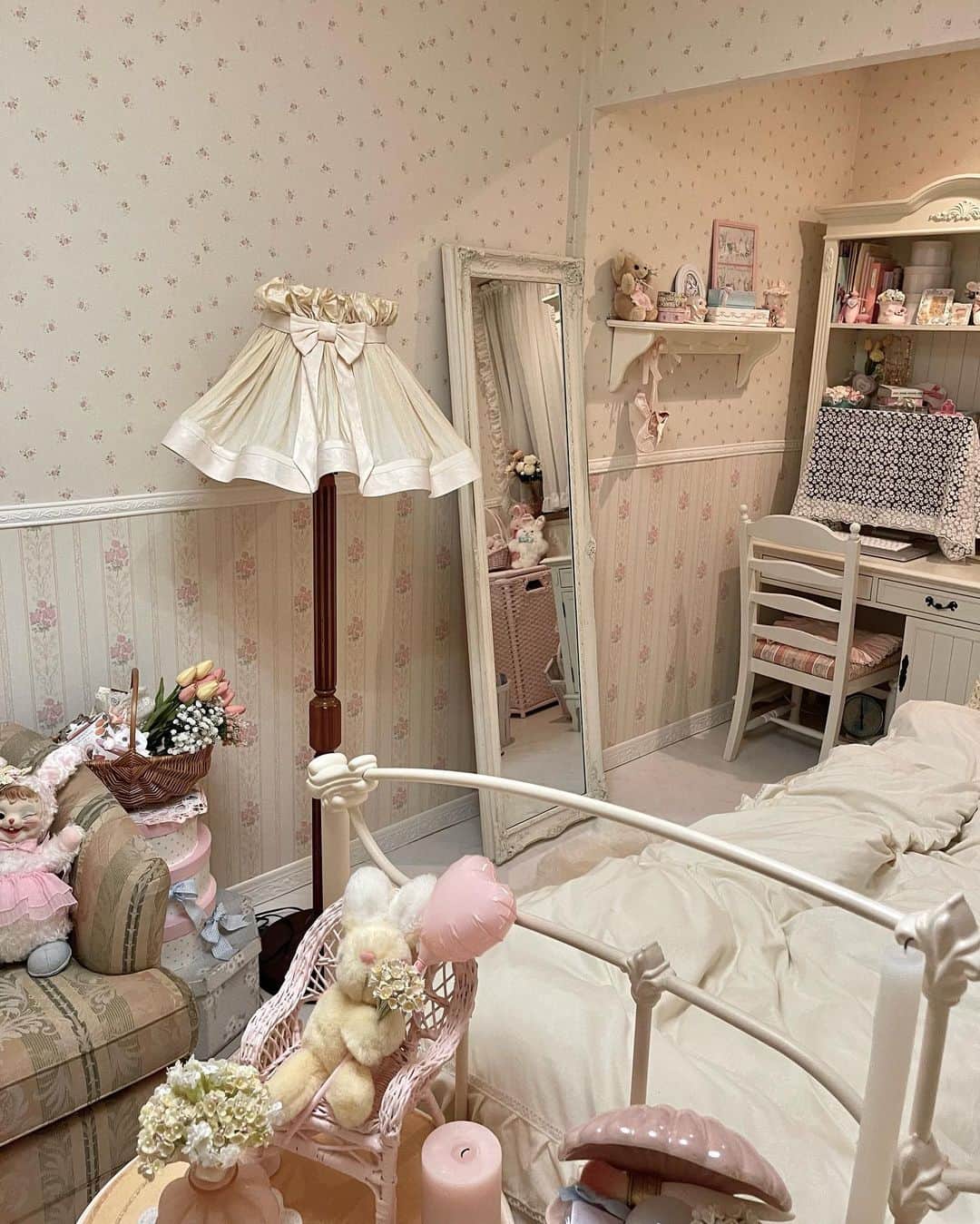 のインスタグラム：「𝕤𝕥𝕒𝕟𝕕 𝕝𝕒𝕞𝕡🕯️  𓂃  スタンドランプこっち側に置くのも可愛い🫶🏻 模様替えしてるとあっという間に 時間が経ってしまう🥹💕  𓂃  #myroom #room #interior #vintage #vintagegirl #antique #shabbychic #cute #frenchgirl #girly #mery #lauraashley #ぬいぐるみ #ローラアシュレイ #マイルーム #インテリア #アンティーク #ヴィンテージ #ルーム #シャビーシック #花柄 #淡色女子 #かわいい #diy女子 #お部屋紹介 #ルームツアー #ガーリー #フレンチガーリー #ヴィンテージガーリー #ヴィンテージライク」