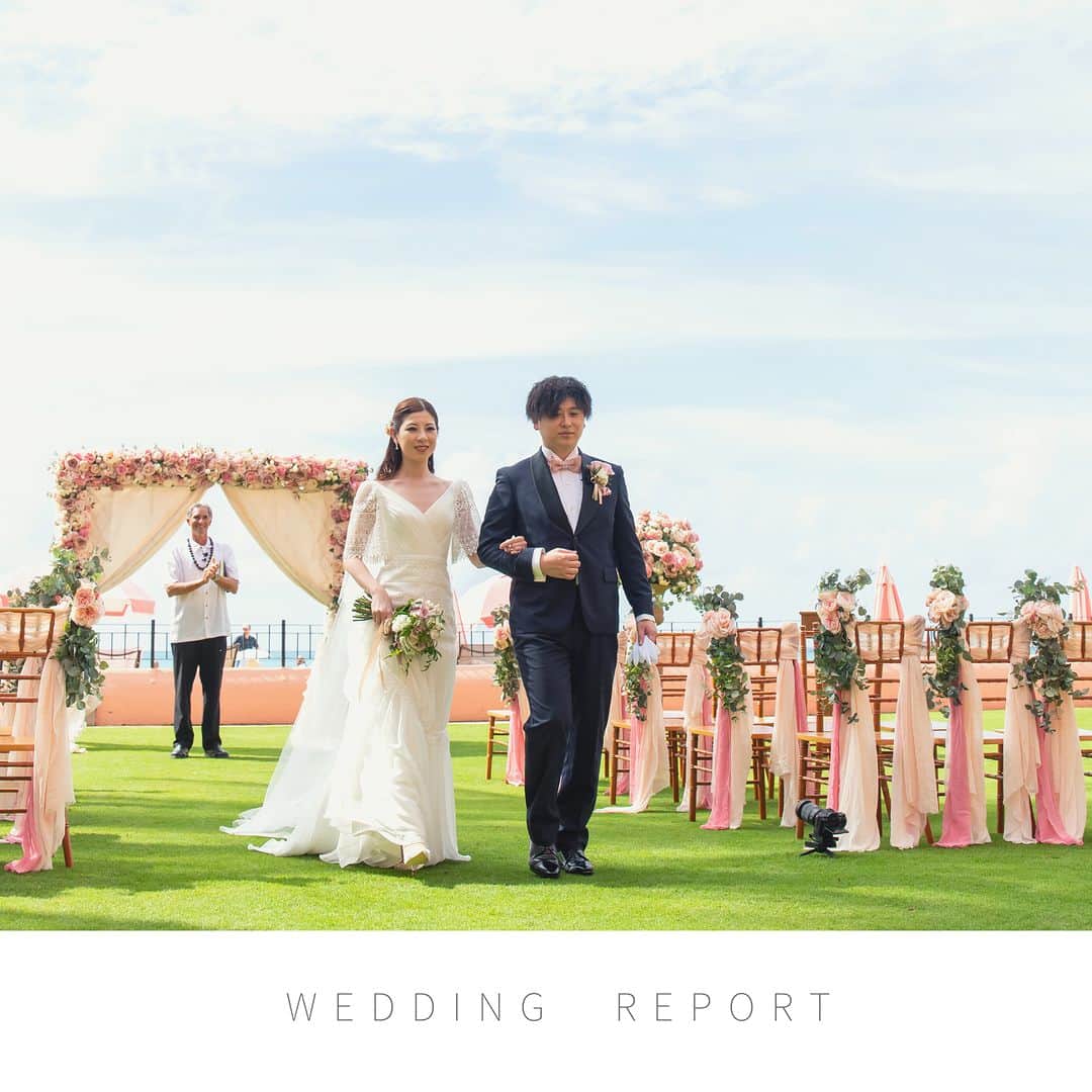 のインスタグラム：「ワタベウェディングでハワイ挙式をされた卒花嫁さまをご紹介💍 -----------------------------------------------  2023年3月に「ロイヤルハワイアン」の海を望むガーデンでリゾート挙式をされたおふたり。 ダイヤモンドヘッドを望み、空と海の青が広大な芝生の緑に映えるガーデンで、祝福に満ちたセレモニーを行われました。  挙式の前後では、洗練されたオールドハワイとモダンな魅力が誘う非日常空間で行うホテルフォトツアーでは、 たくさんの素敵なお写真を残されています。  衣裳をお着替えしてからの、ビーチ撮影、ダウンタウン撮影もぜひ参考にしてみてください！  DRESS 挙式・ホテルフォトツアー：RIVAGE ビーチフォト：LAYLA ダウンタウンフォトツアー：PIENO-1   TUXEDO 挙式・ホテルフォトツアー：BEAMS-1 ビーチフォト：AU-67 ダウンタウンフォトツアー：BEAMS-1    @watabewedding ------------------------- #ワタベウェディング #watabewedding #リゾートウェディング #リゾート挙式 #ウェディングフォト #フォトウェディング #結婚式 #挙式 #プレ花嫁 #卒花嫁 #プレ花嫁さんと繋がりたい #結婚式準備 #2024春婚 #2023秋婚 #家族挙式 #ゼクシィ #沖縄ウェディング #少人数結婚式 #家族婚 #家族挙式レポ #ハワイ挙式 #ハワイ旅行 #ハワイウェディング #結婚式決行 #式場見学レポ #式場見学 #式場探し #式場迷子 #ロイヤルハワイアン #ロイヤルハワイアンウェディング -----------------------------------------------」