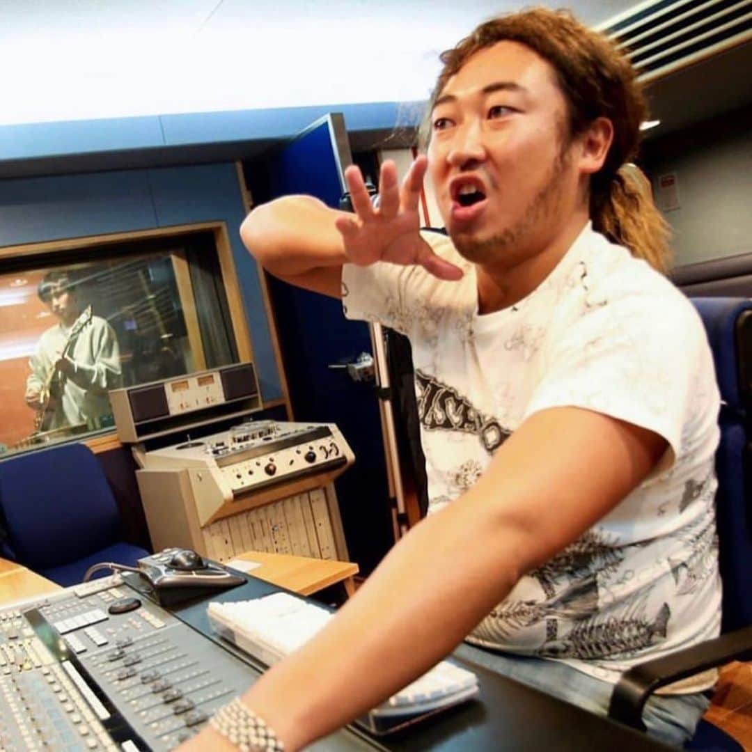 クリエイターズ・ファイル公式（ロバート秋山）さんのインスタグラム写真 - (クリエイターズ・ファイル公式（ロバート秋山）Instagram)「6月6日は楽器の日。  テクニカル・サウンド・アレンジャーの重松光。  元「東京ROCK DUCK」ギタリスト。 日本のミュージックシーンを陰で支える“音のお駆け込み寺”と言われているのは有名な話。  では、アレンジとは音の何だと語っているでしょう?!  答えは明日の投稿の最後で! ※昨日のクイズの答え→「アー・ユー・オーケー?」  #クリエイターズファイル #重松光 #サウンド #音 #クリエイター #クリエイティブ #写真日記 #日記 #記念日 #ダイアリー #クイズ #サプライズ #netflix #毎日投稿 #ロバート秋山 #お笑い好き」6月6日 20時35分 - creatorsfile_officialgoods