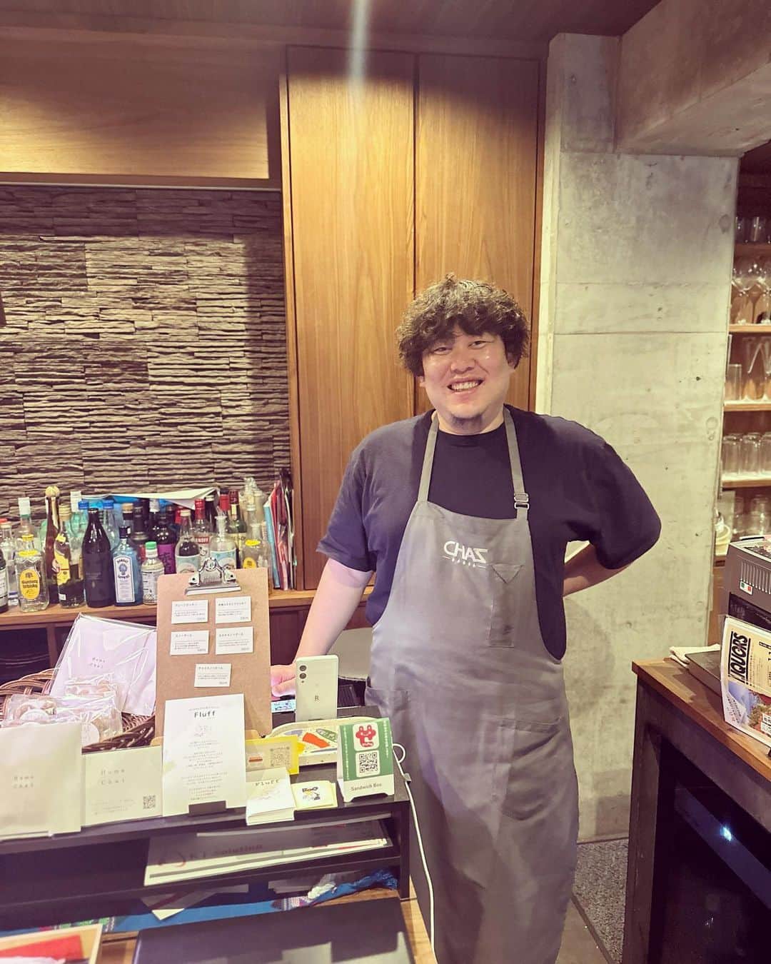 長谷川悠のインスタグラム：「個人スポンサーの @sandwich_boo さんに行ってきました！ オーナーのぶーちゃんは大宮時代からの友達で今回スポンサーになってくれるって言ってくれてめちゃくちゃ嬉しかったです！  昼から夜まで休憩なしにやっていて昼から飲めるサンドウィッチ屋さんです。 サンドウィッチも美味しいけどいつもパスタかカレー食べてます。笑  下町の皆さんももし西の東京へ行く際にはぜひ！  ぶーちゃんが下町に来た際には皆さんおもてなしよろしくお願いします！  引き続き個人スポンサー募集中です。」