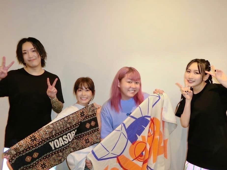 のインスタグラム：「純粋でとてつもなく美しい そんな今まで見たことのないステージでした YOASOBIにも幾田りらちゃんにも 何度も苦しい夜を救ってもらっています 人の苦しみにそっと寄り添って 隣で共感してくれるそんな力があって りらちゃんの声を聴くと 今日は思いっきり泣いてもいいんだ 感情が溢れている今を誇りにしようと思えます YOASOBIになる前のりらちゃんと お仕事でお会いしたことがありました その時の彼女はギター1本で 小さなライブハウスで 誰よりもピュアな目と心 ピュアな声で歌っていました あれから時が経ち 2万人の前で一つひとつの言葉を大切に 歌い上げる彼女の純粋さは変わっていませんでした なんだか胸がとても熱くなりました これからもたくさんの温もりを待っています  七菜と一緒にお互いに色んな思いで このライブを見れたことも幸せでした ありがとう🤝  #YOASOBI電光石火ツアー」
