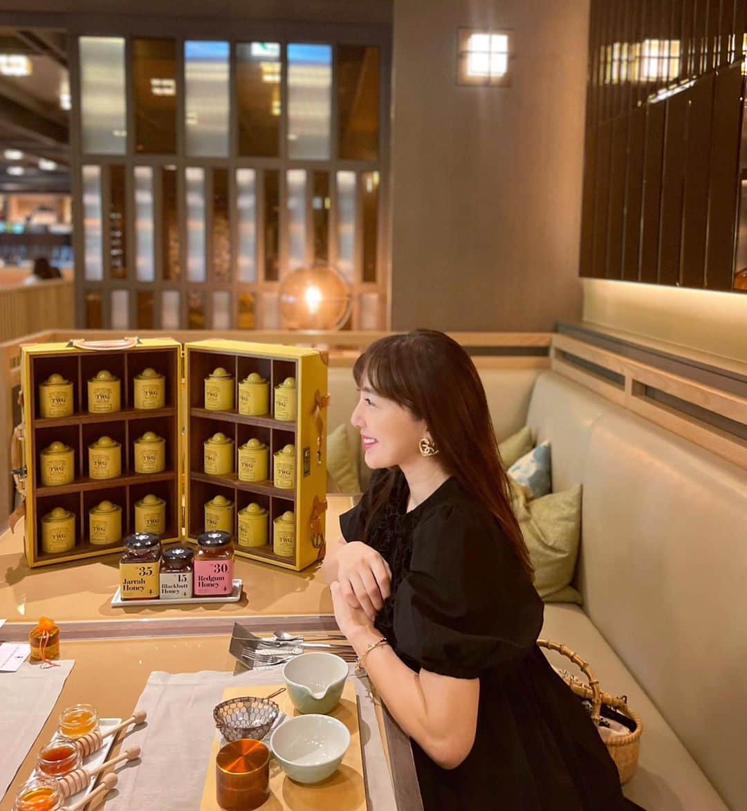 のインスタグラム：「今日は @thebees.jp × @hotel_the_mitsui_kyoto の Afternoon teaへ🫖💓 The bees🐝の生はちみつと一緒に お紅茶やsweetsを頂きました✨ TWGのお紅茶に焼きたてのスコーンや sweetsがとても美味しくて🤤 素敵な空間で過ごす時間は格別でした❤️ 私も毎日取り入れている @akinyc ちゃんプロデュースのThe beesの蜂蜜は 完全無添加で非加熱の良質な糖と栄養素が詰まっています🍯 こちらのAfternoon teaは6月30日まで💓 京都観光も兼ねて行かれるのはどうかな✨ 私ももう一度…行きたいな❤️ #afternoontea #thebees」