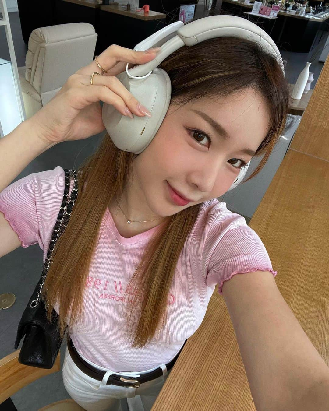 ウェイ のインスタグラム：「요즘 쏘니에 빠진 캐논쟁이🤳📸SONY에서 날 닮은 기요미 음료를 주더라구💗」