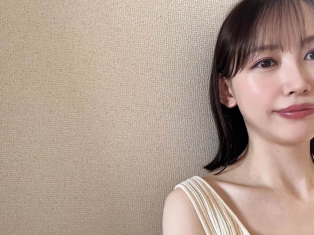 のインスタグラム：「new hair🪽 ㅤㅤㅤㅤㅤㅤㅤㅤㅤㅤㅤㅤㅤ バッサリ切りました！♡ 短いのとーーーーってもラクだ✌🏻 カラーは継続して暗めです。 いつもありがとうございます✨ @owll_kiyoi  仕上げはいつも毛先中心にN.のオイル。 ㅤㅤㅤㅤㅤㅤㅤㅤㅤㅤㅤㅤㅤ #newhair」